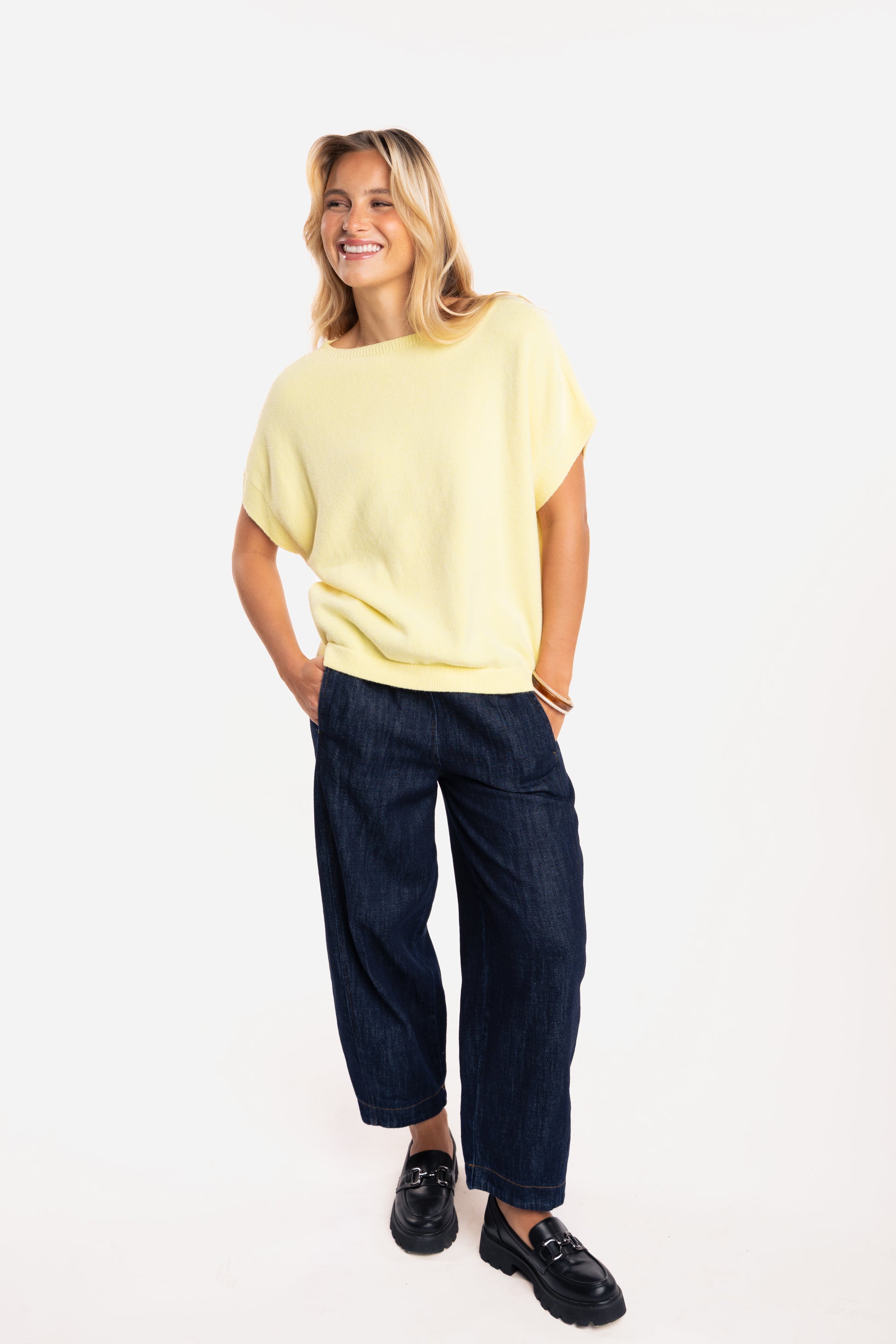 Pull ample femme jaune et pantalon barrel 7/8ème taille élastique denim 
