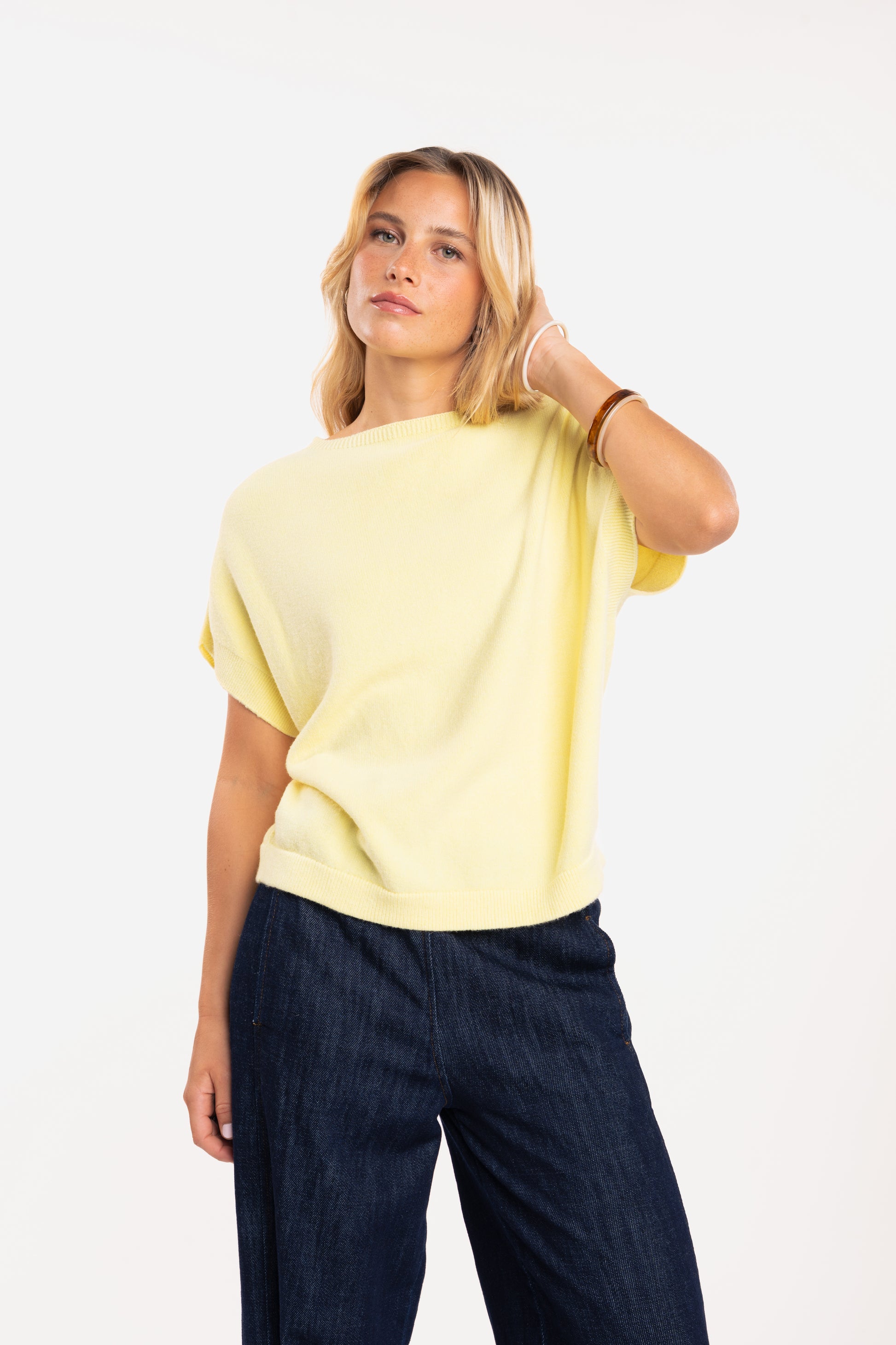 Pull ample femme jaune et pantalon barrel 7/8 taille élastique denim 