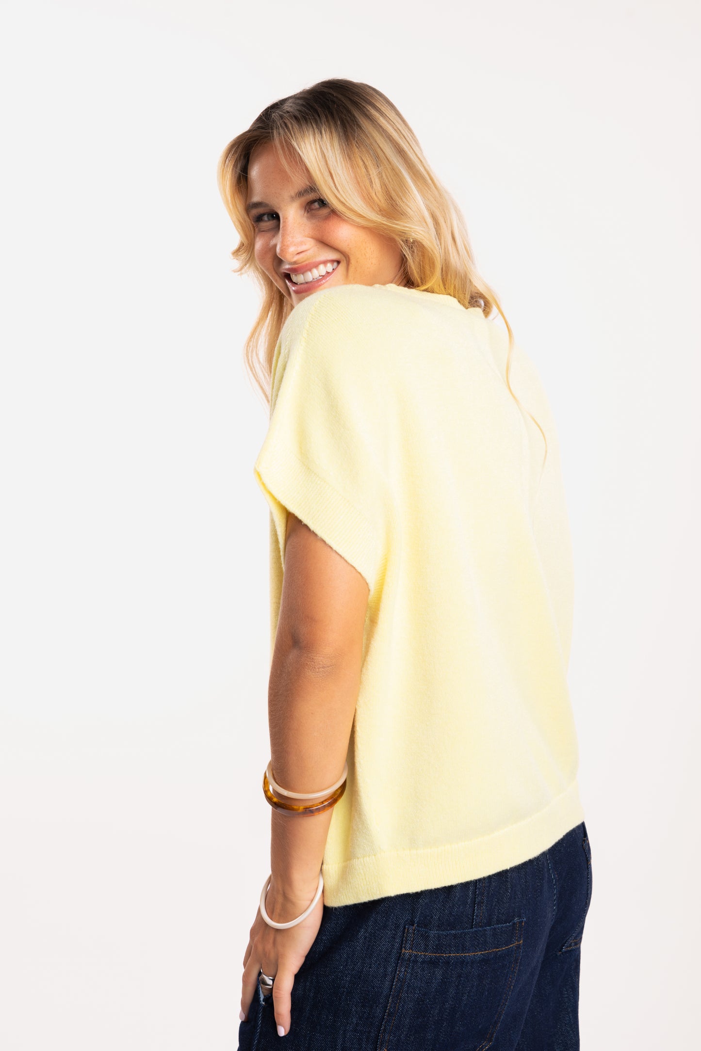 Pull ample femme jaune de dos