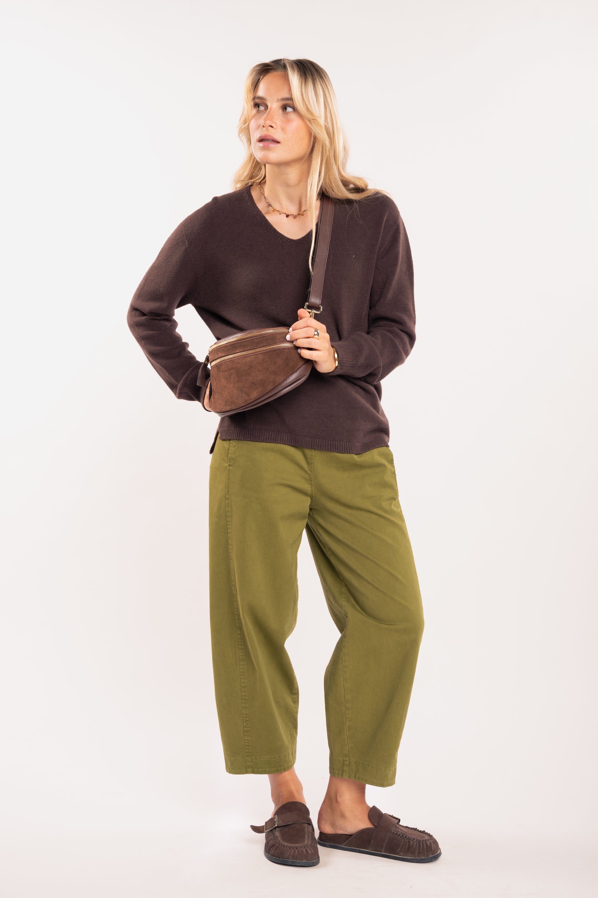 Pull ample femme marron, pantalon barrel 7/8ème stonemaille pistache et sac banane cuir / daim couleur choco 