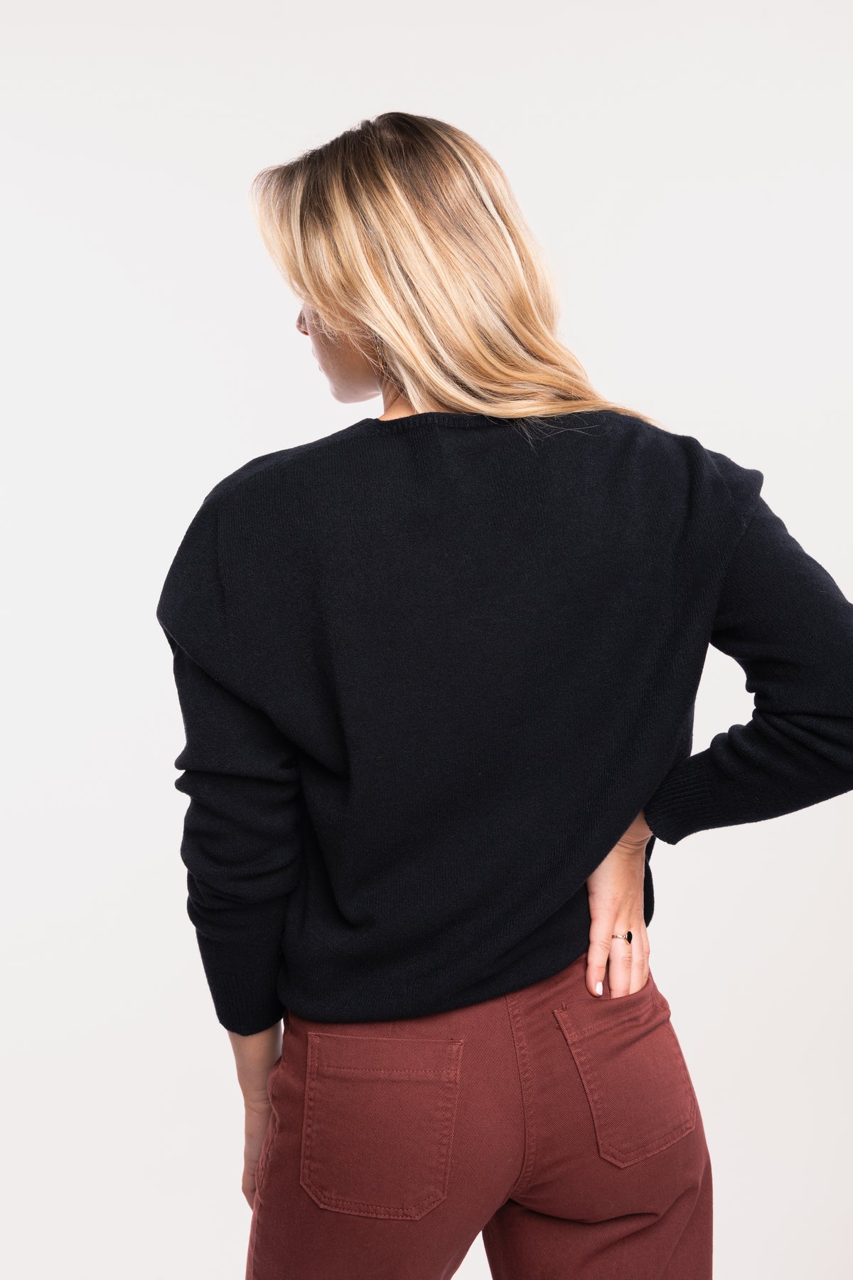 Pull ample femme noir avec pantalon 7/8ème acajou de dos