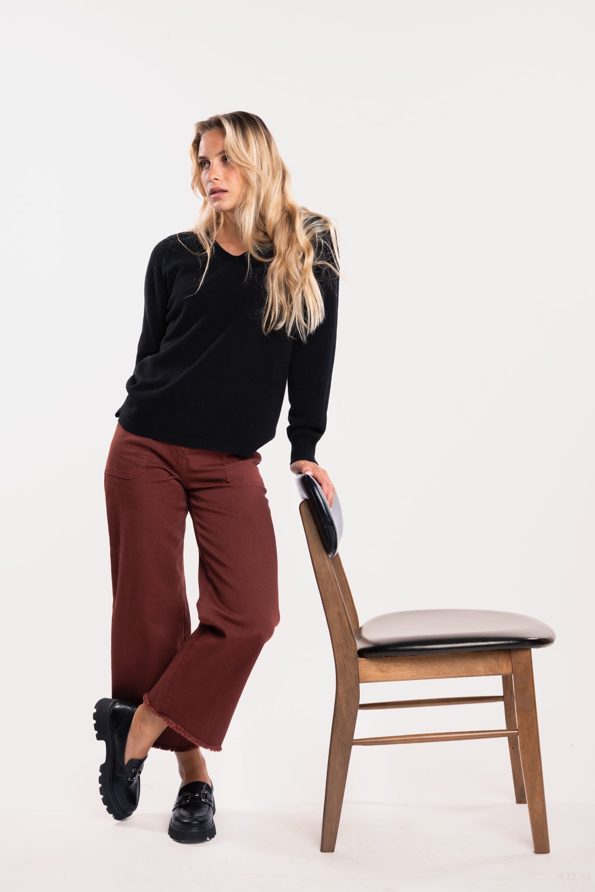 Pull ample femme noir avec pantalon 7/8ème acajou et paire de mocassins noirs