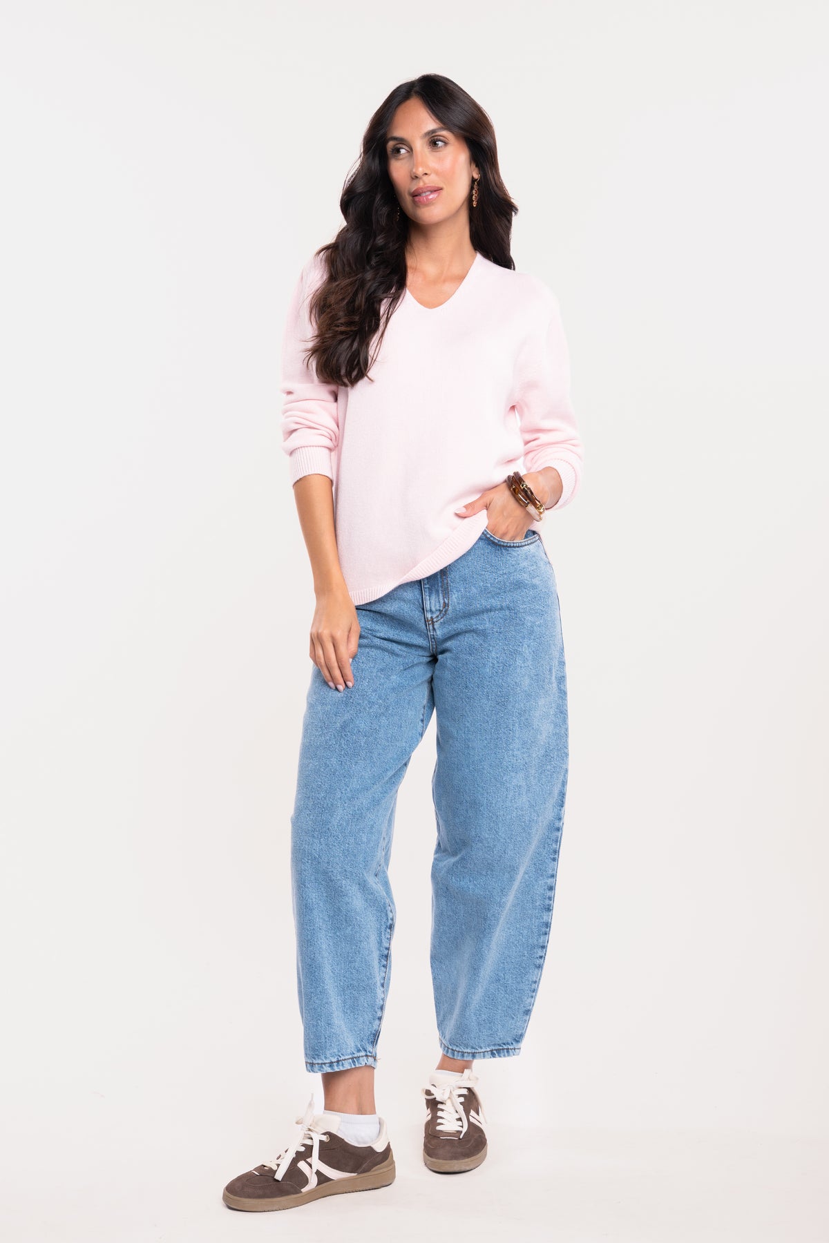 Pull ample rose avec jean barrel délavé clair et paire de baskets marron