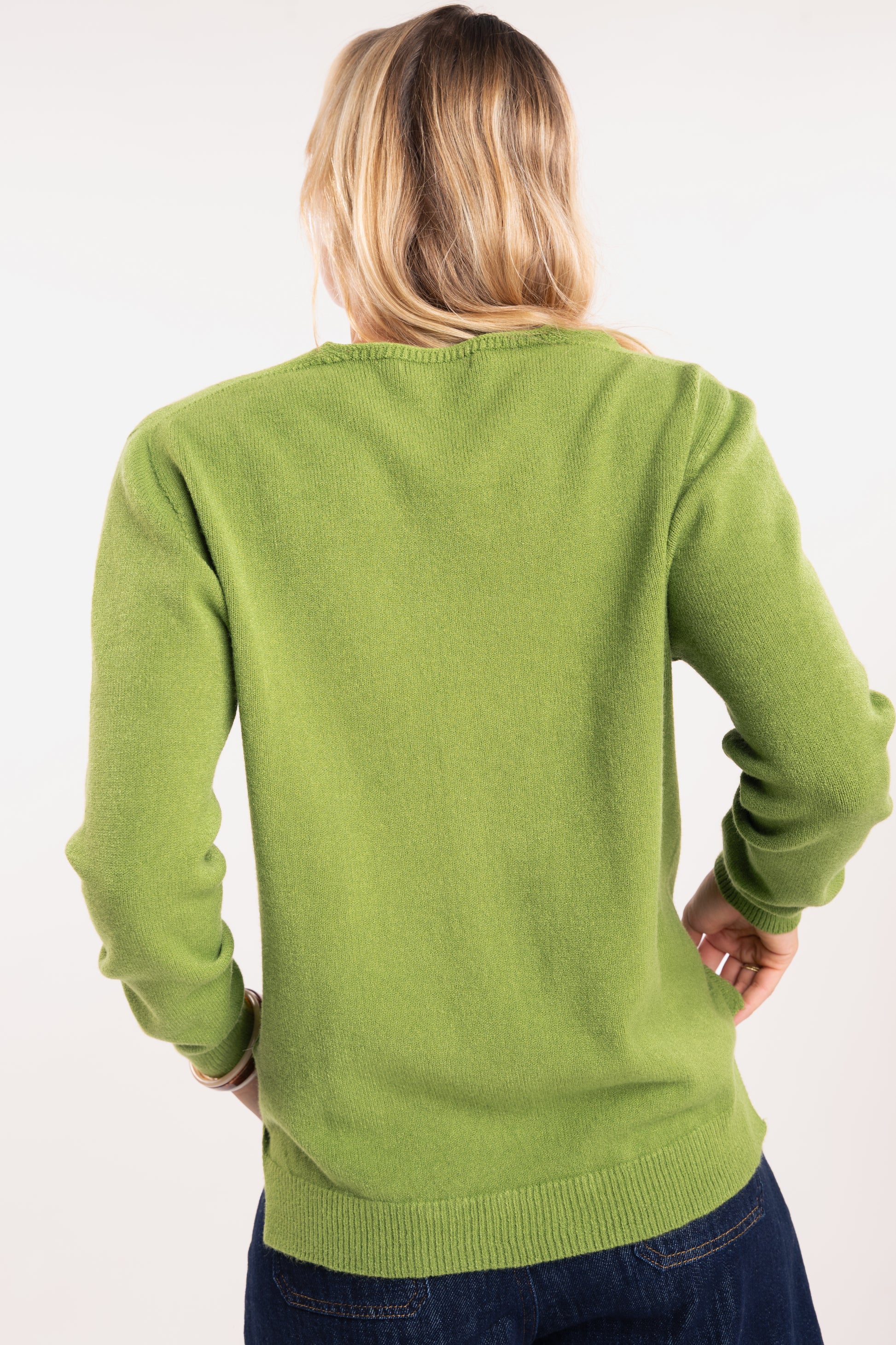 Pull ample femme vert de dos