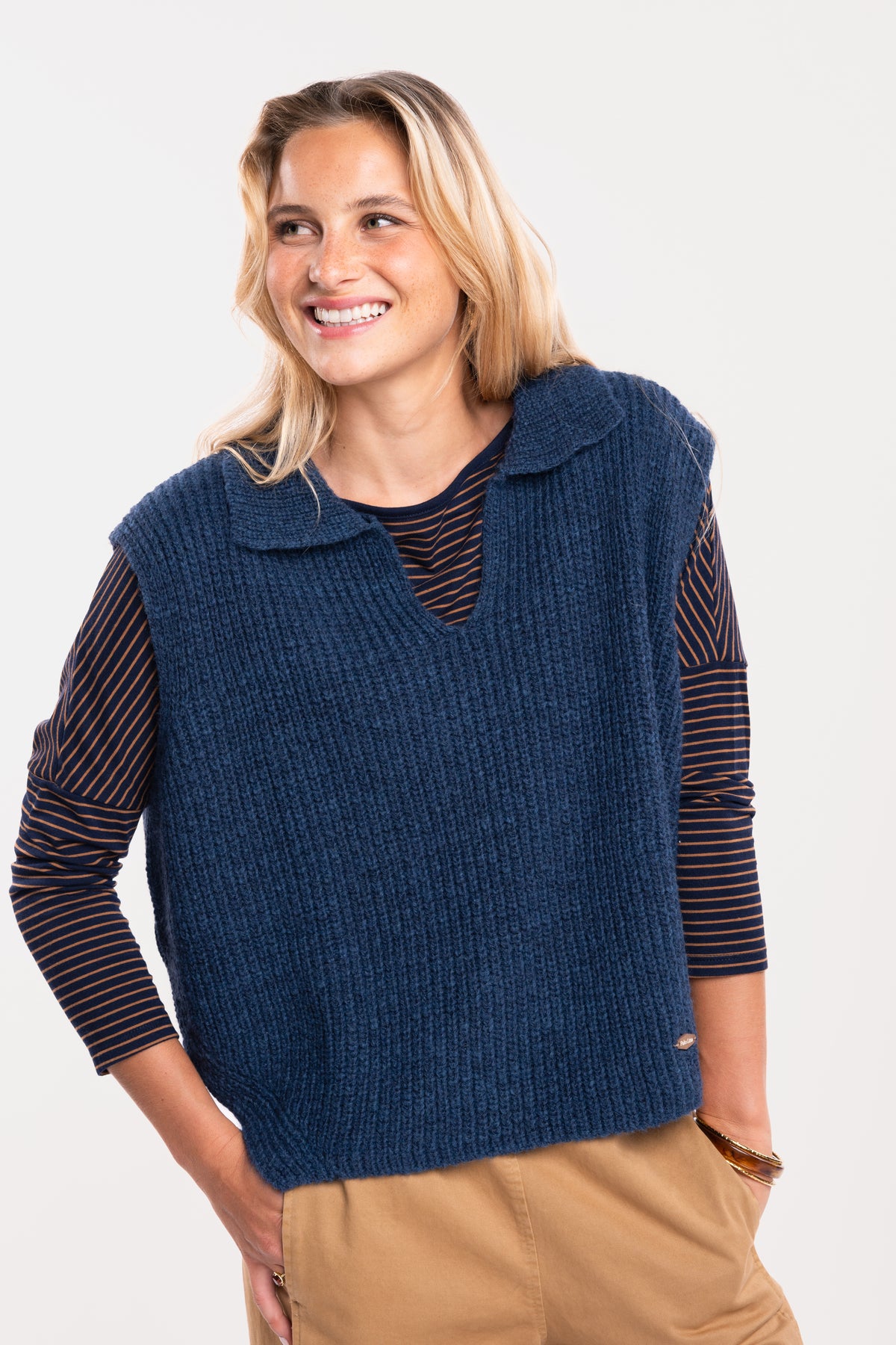 Un pull col polo bleu, un top à col bateau rayé marine et tabac, un pantalon barrel camel 