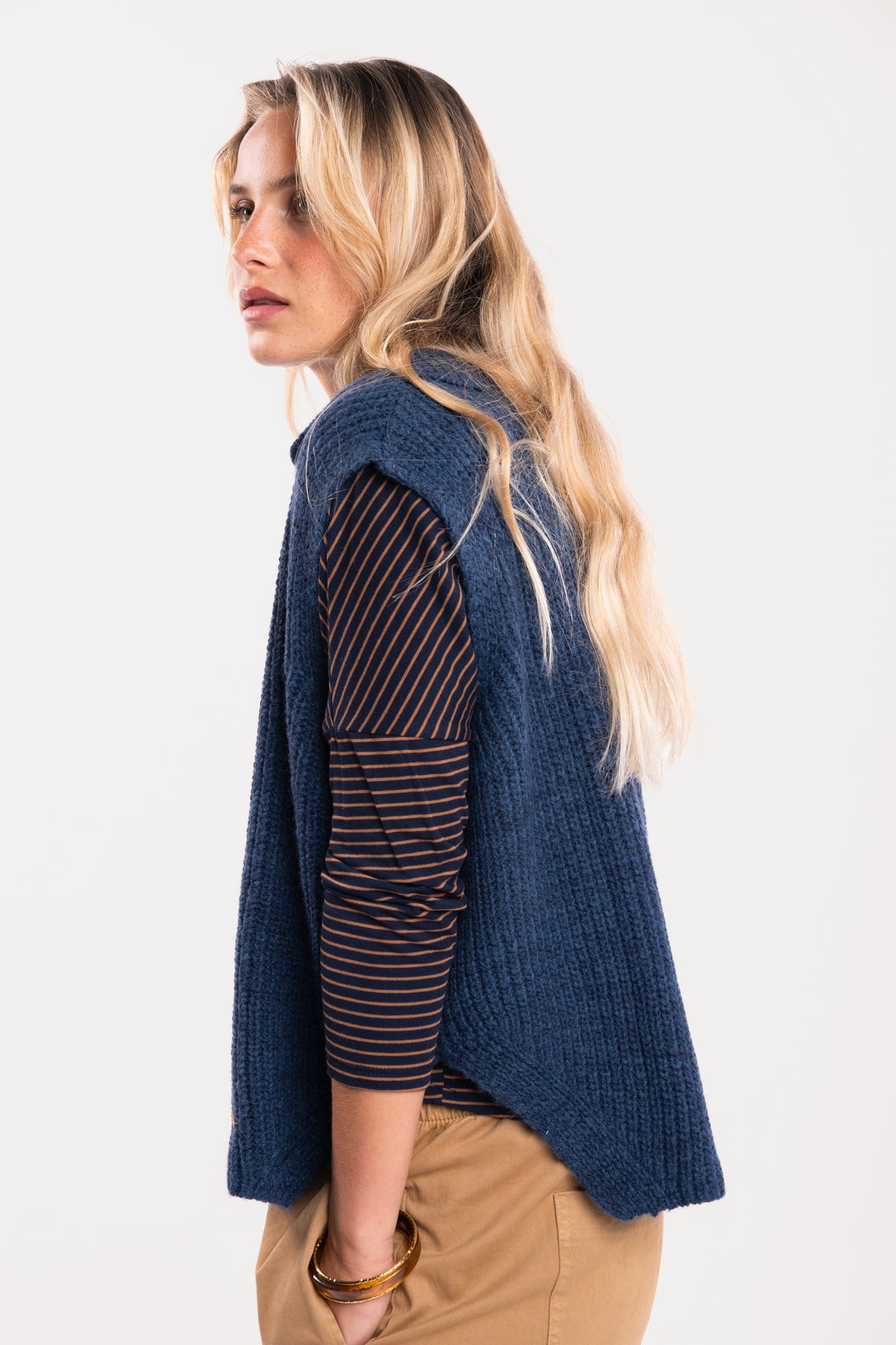 Un pull col polo bleu, un top à col bateau rayé marine et tabac, un pantalon barrel camel 
