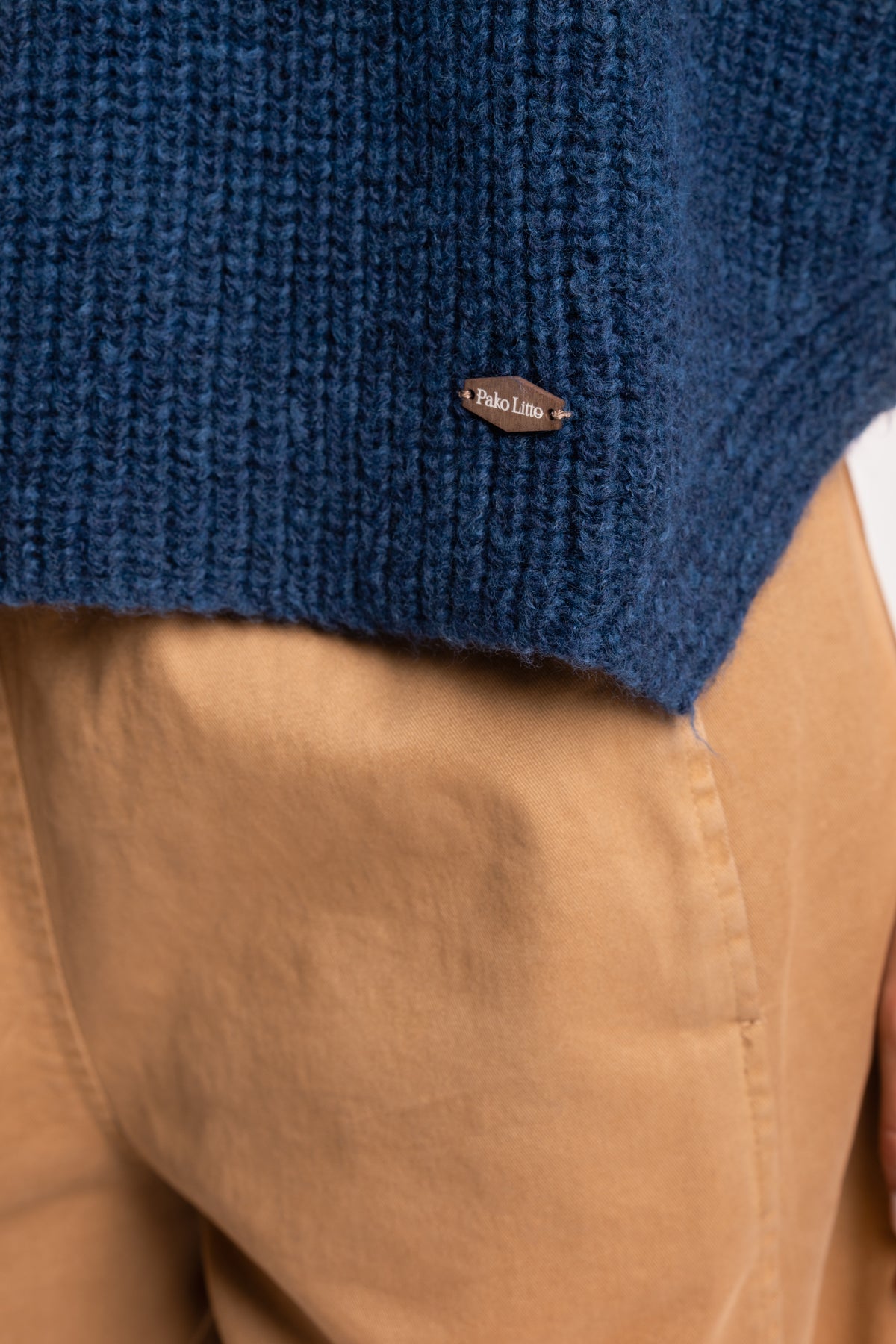 Un pull col polo bleu et un pantalon barrel camel 
