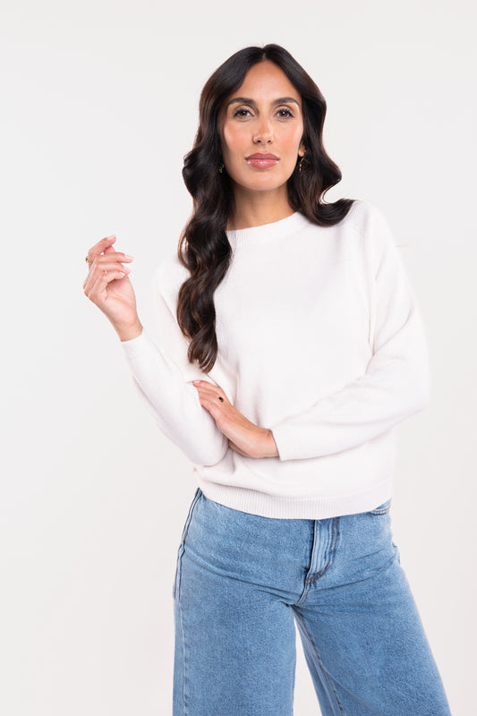 Pull col rond écru et jean évasé délavé clair 
