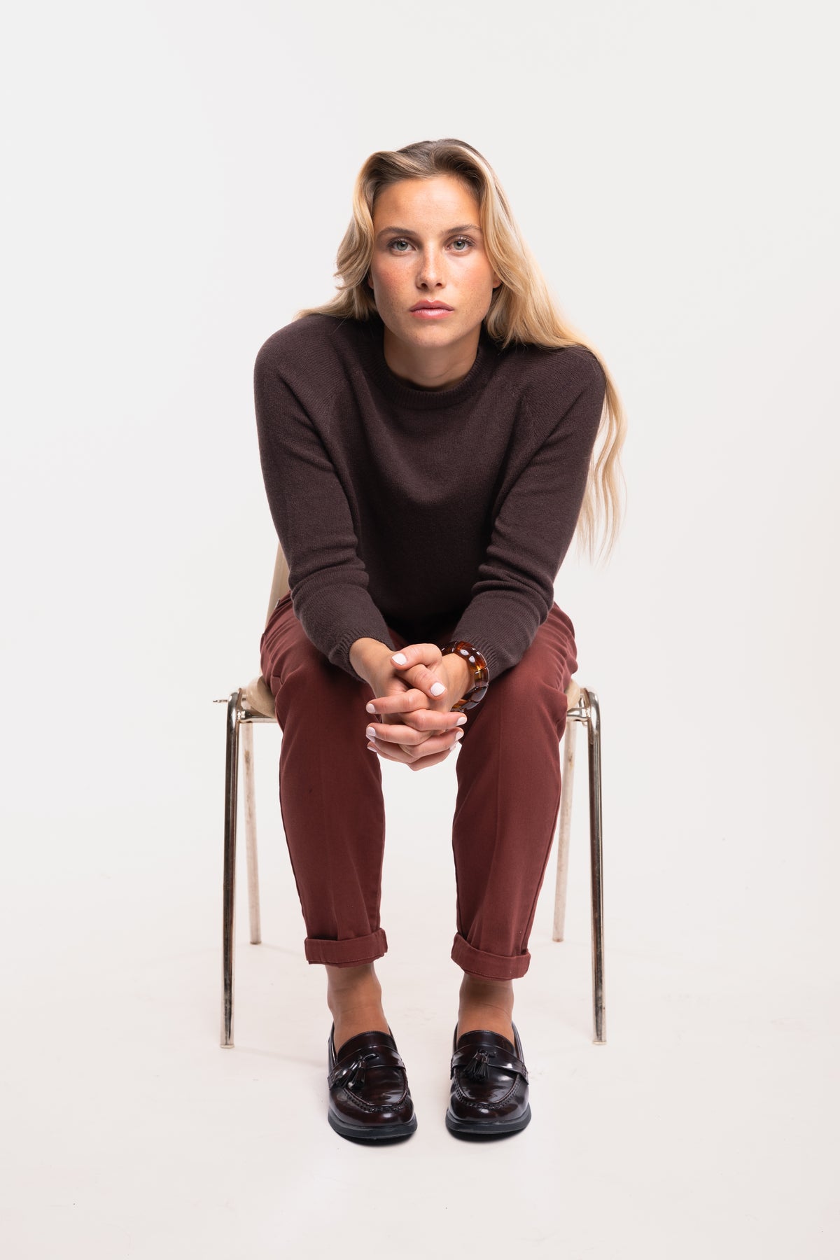 Pull col rond marron avec un chino 7/8ème acajou et paire de mocassins 