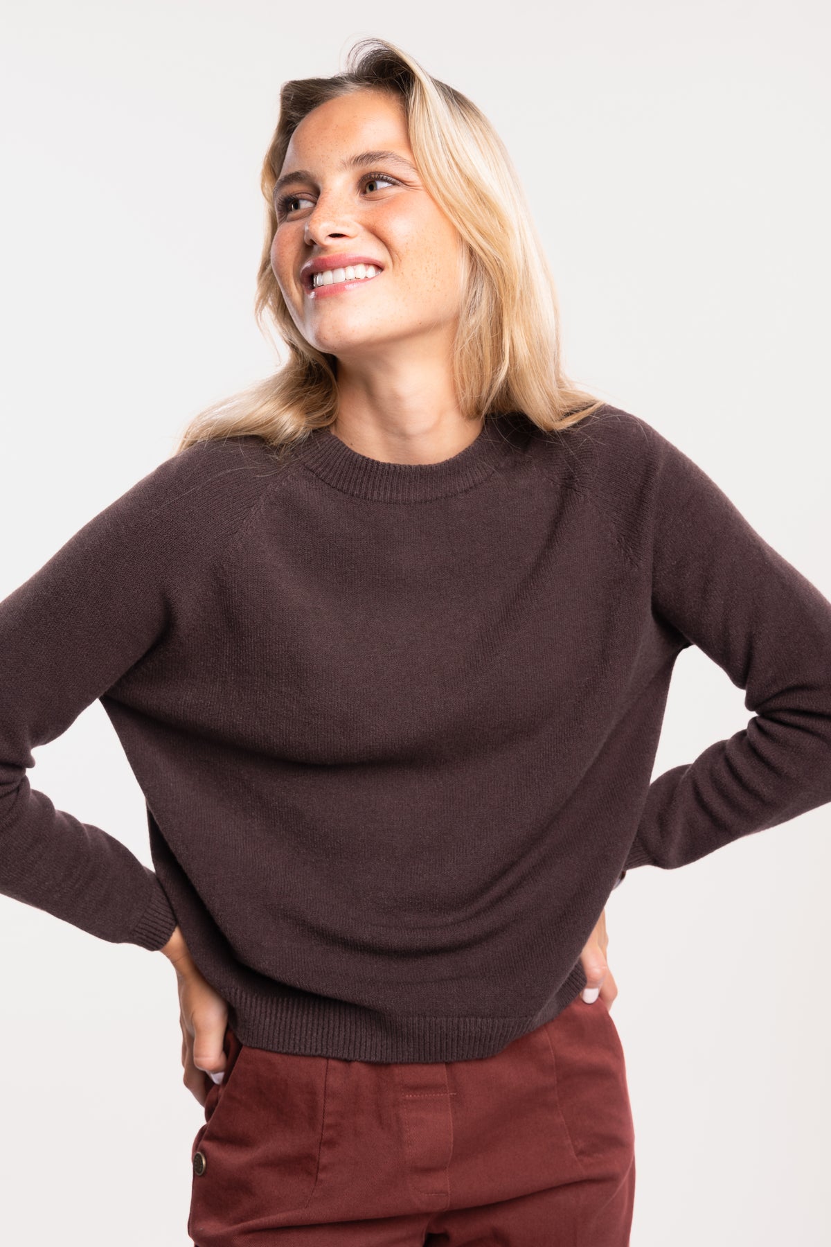 Pull col rond marron avec un chino 7/8ème acajou 