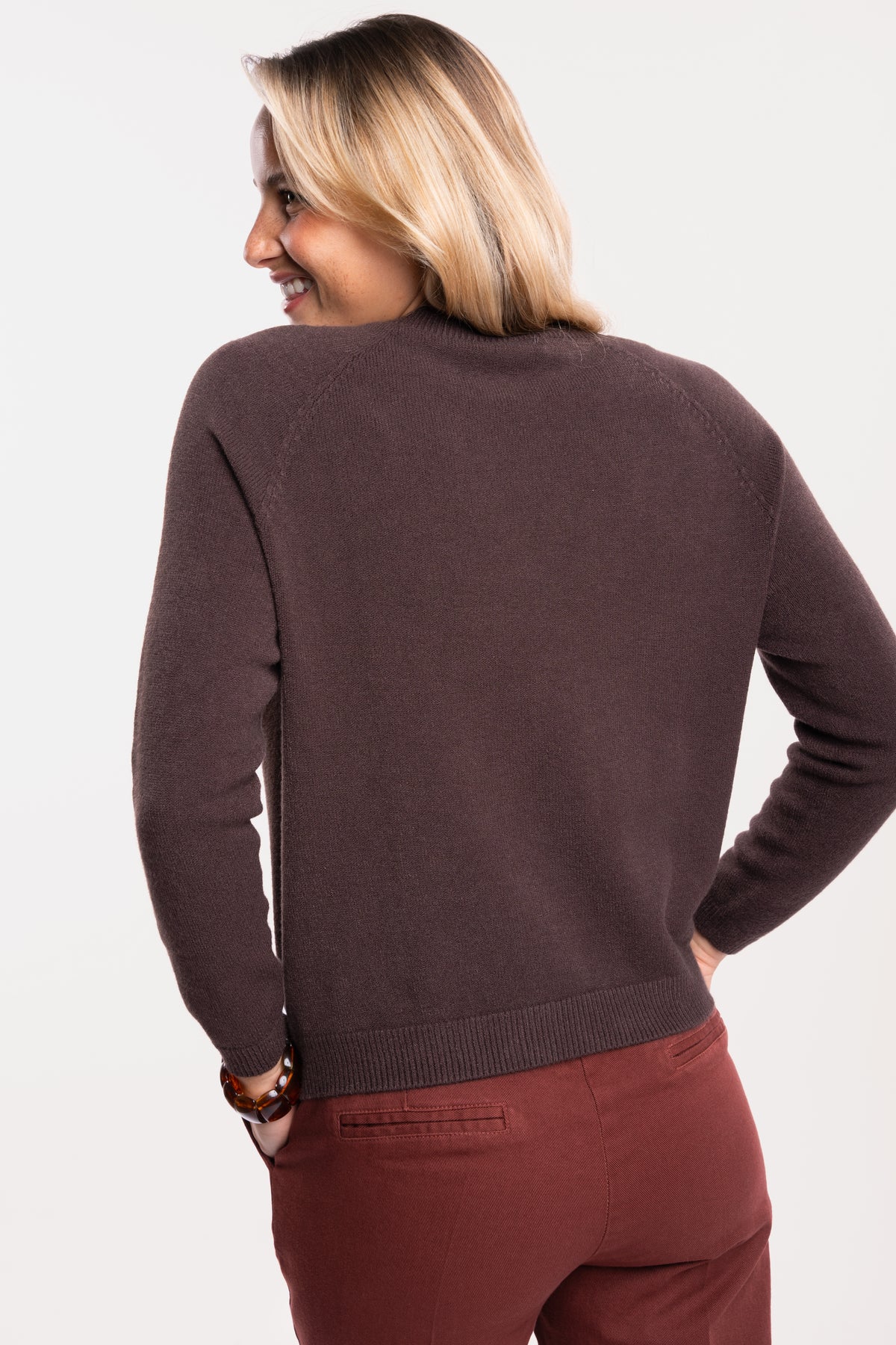 Pull col rond marron avec un chino 7/8ème acajou de dos