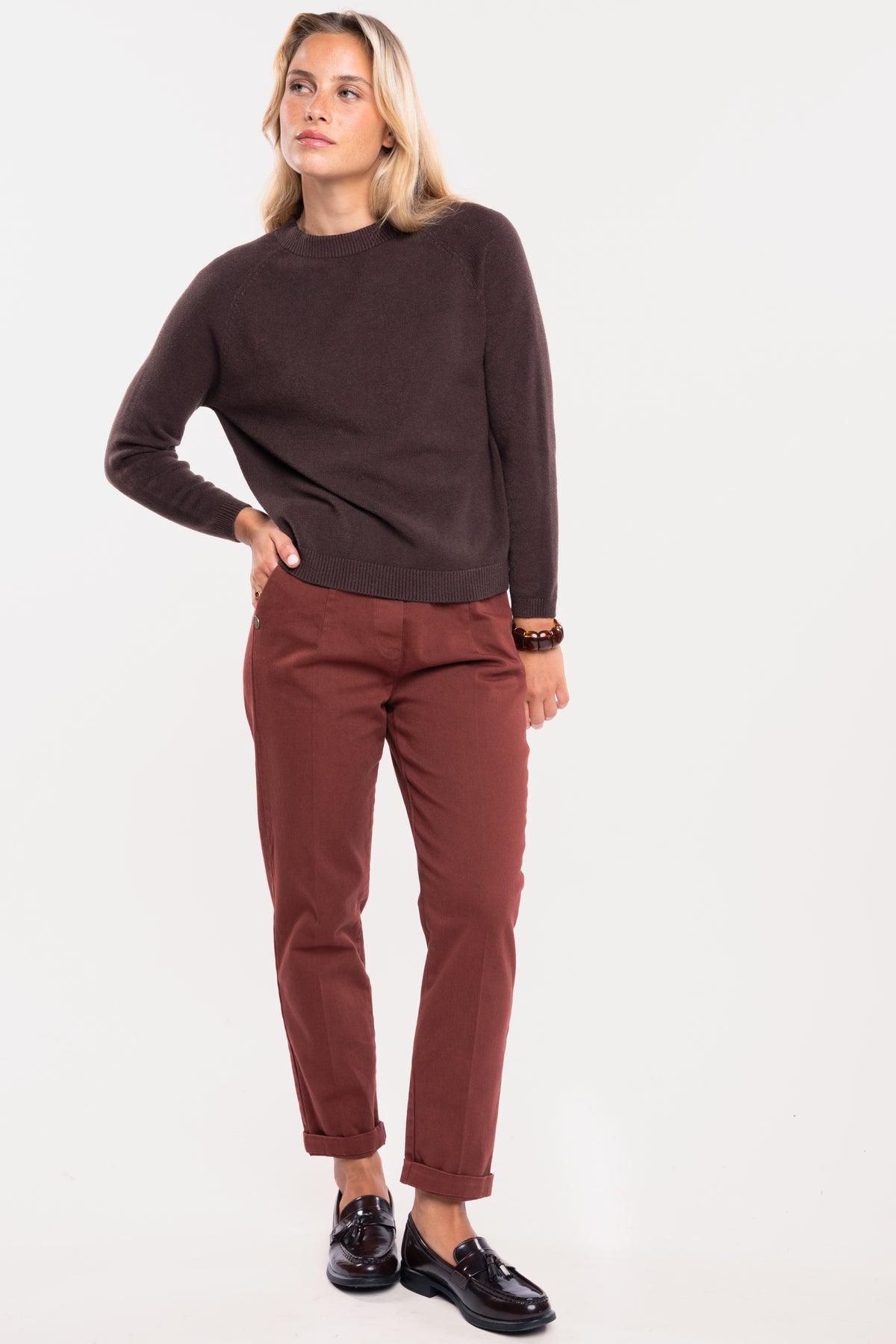 Pull col rond marron avec un chino 7/8ème acajou et une paire de mocassins 