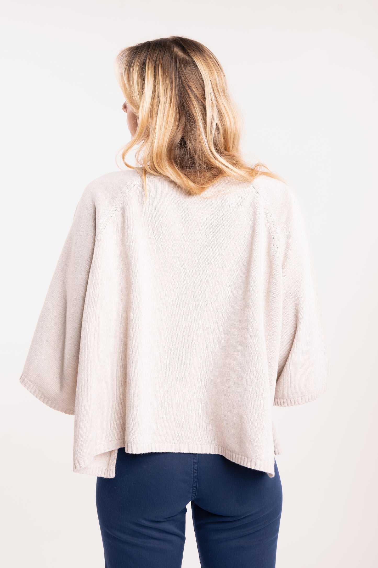 Pull femme oversize beige de dos