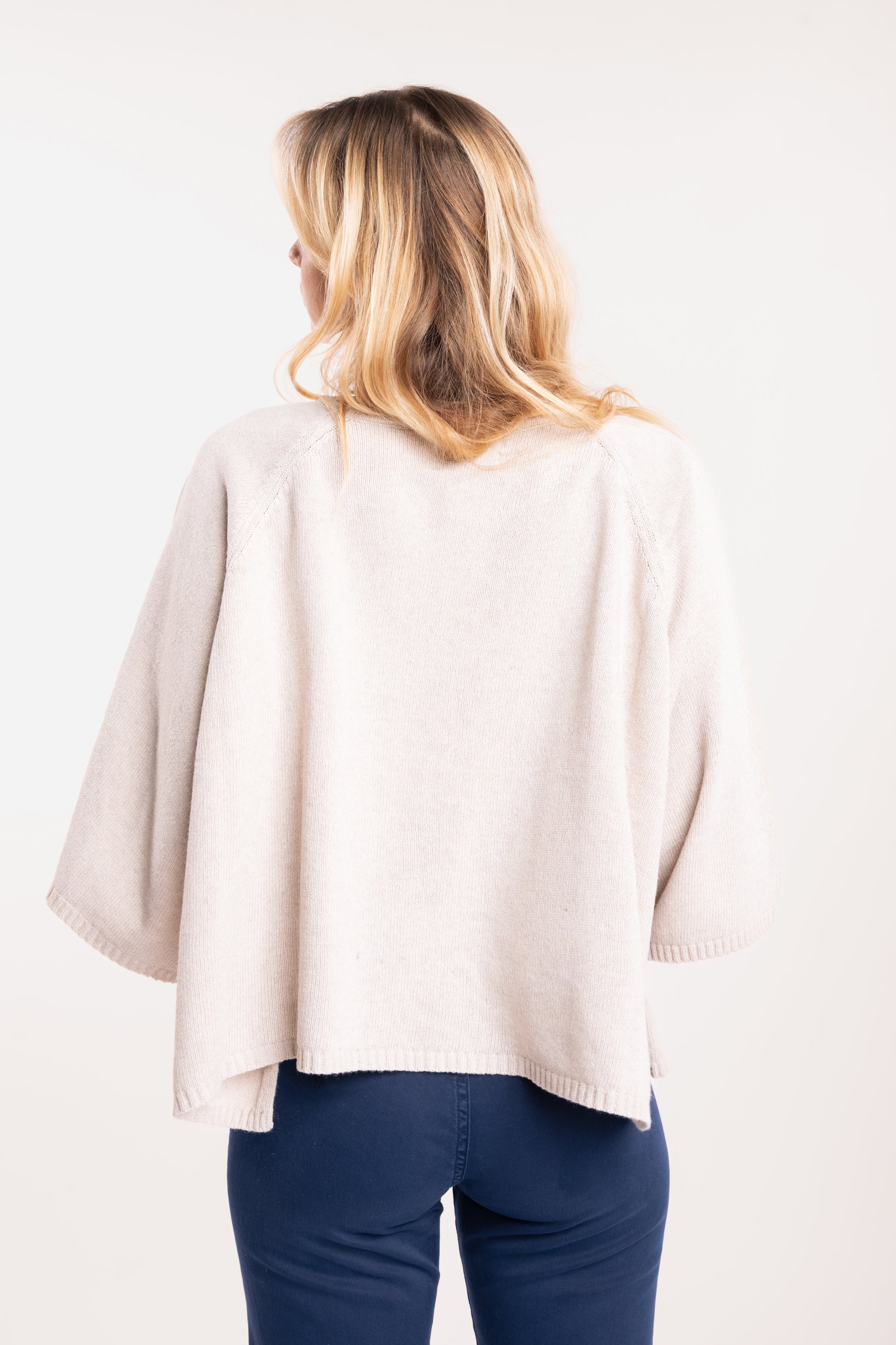 Pull femme oversize beige de dos