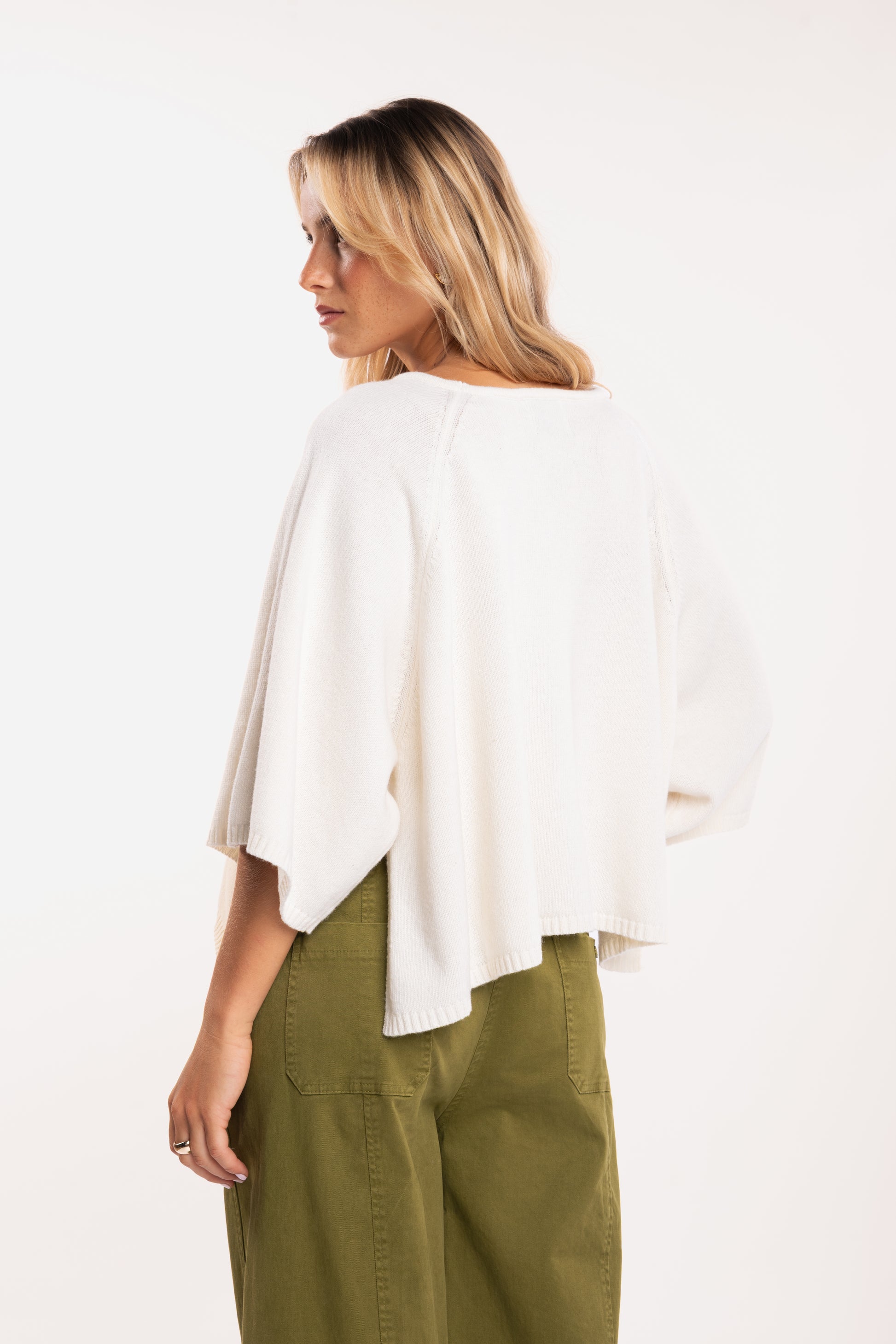 Pull oversize écru de dos