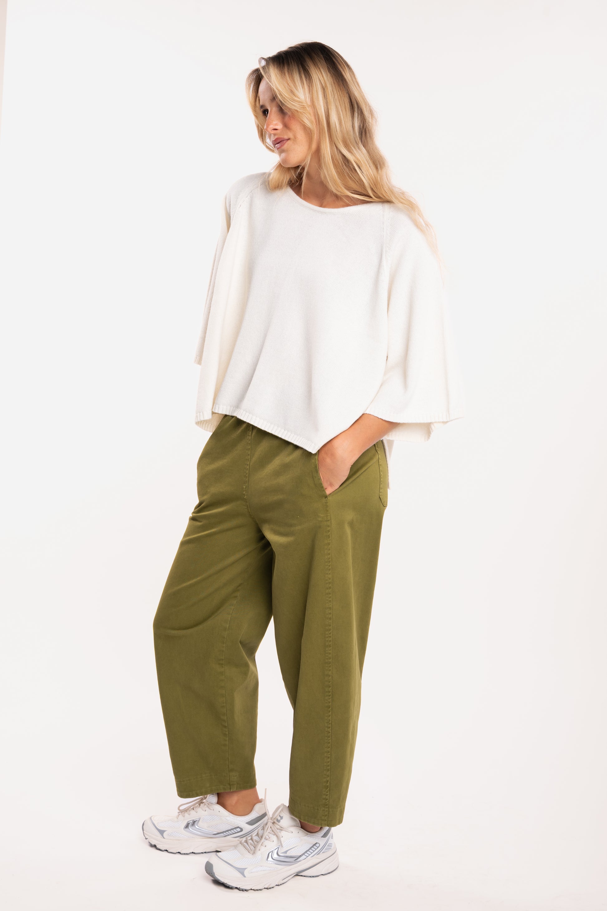 Pull oversize écru et pantalon coupe barrel vert 