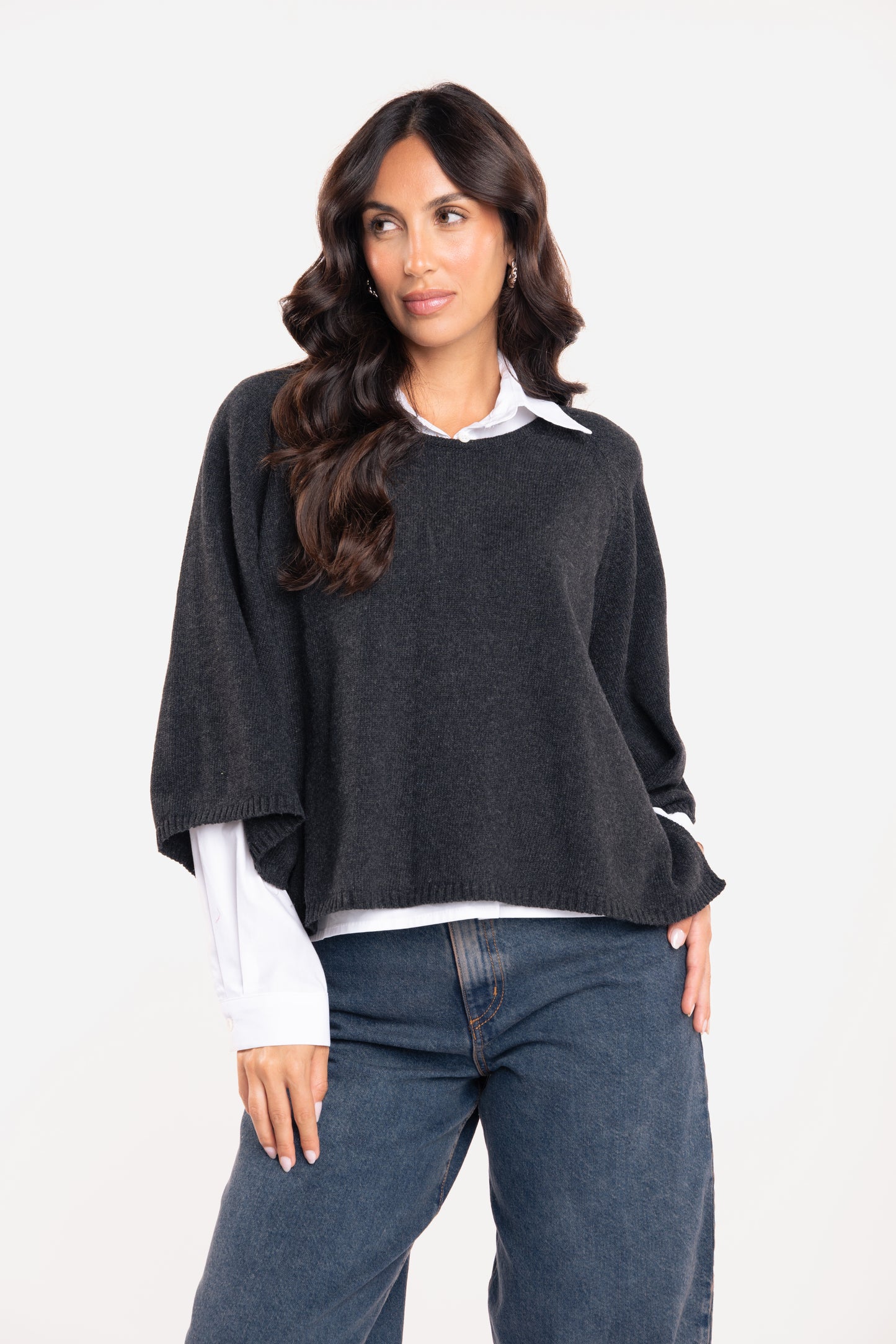 Pull oversize gris avec chemise blanche femme chic et jean barrel délavé 
