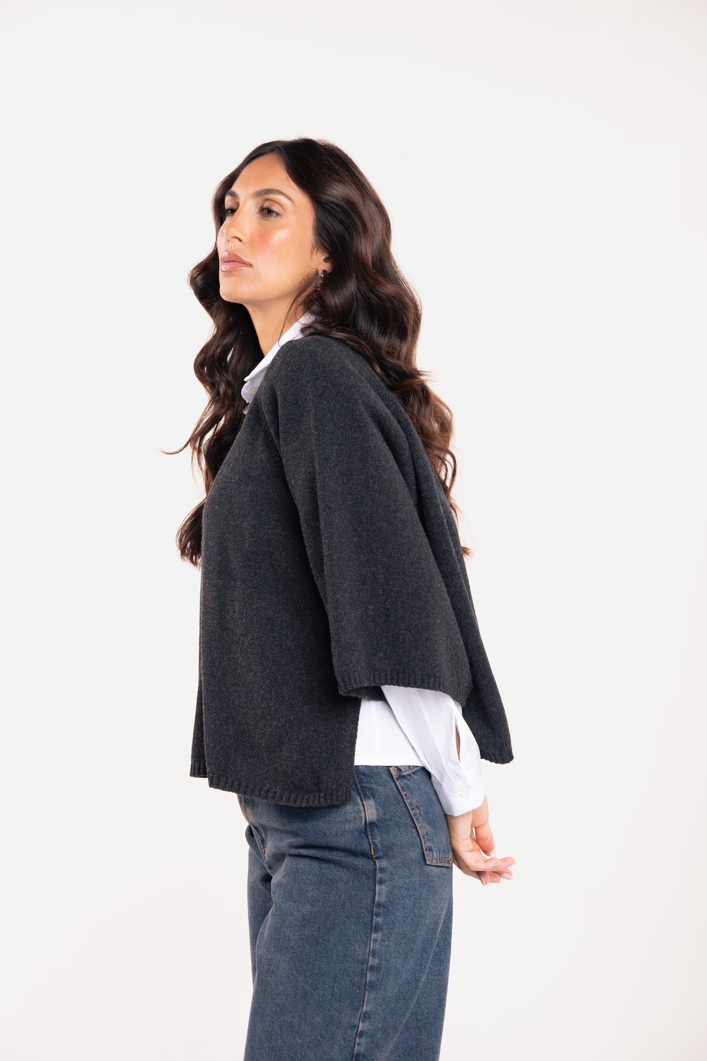 Pull oversize gris avec chemise blanche femme chic et jean barrel délavé 