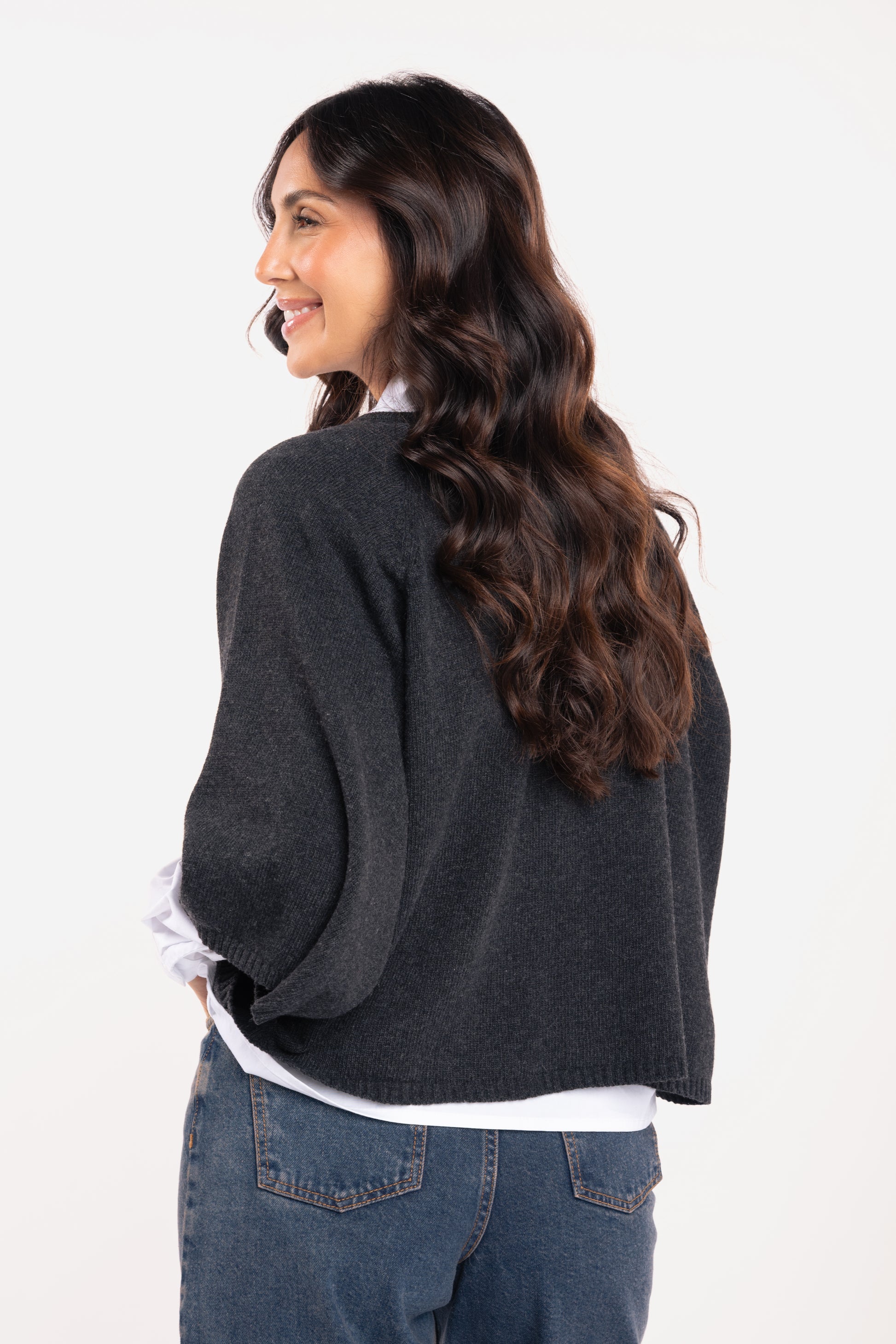Pull oversize gris avec chemise blanche femme chic de dos