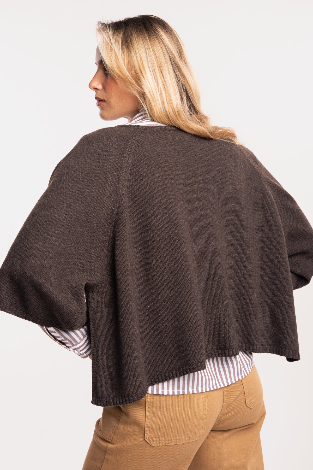 Pull oversize marron avec une chemise à rayures marron, un pantalon 7/8ème camel de dos