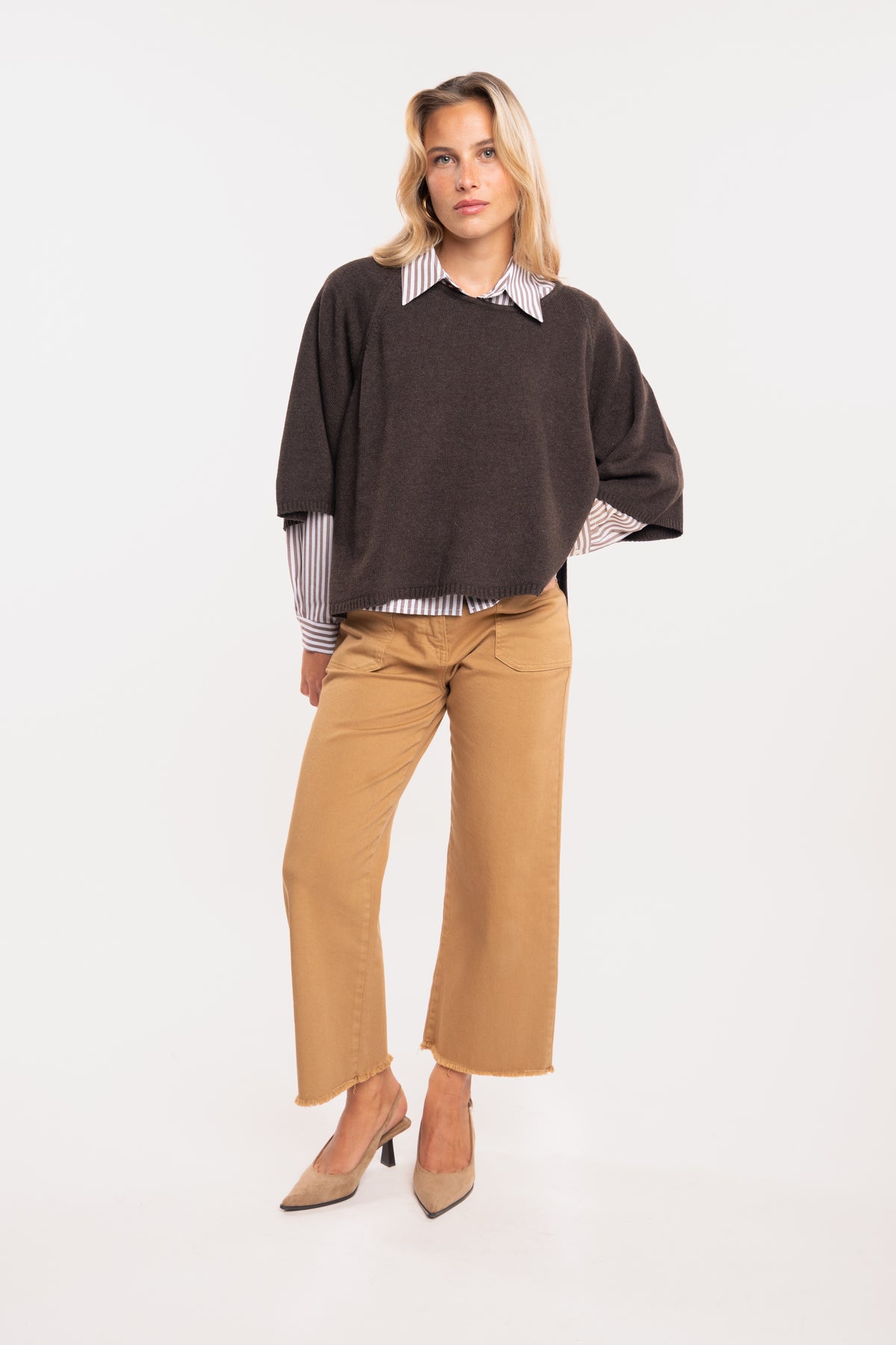 Pull oversize marron avec une chemise à rayures marron, un pantalon 7/8ème camel et une paire de talons beiges 