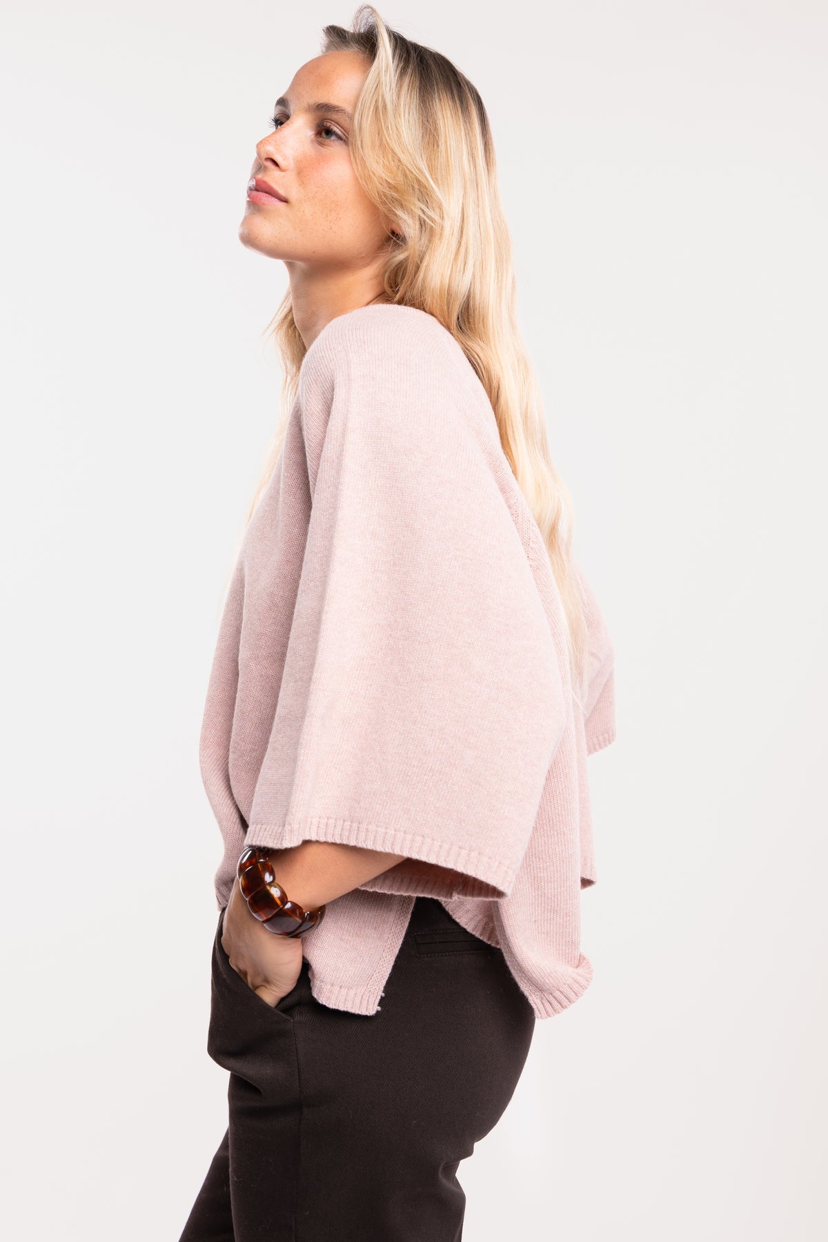 Pull femme oversize vieux rose avec un chino confort 7/8ème brun 