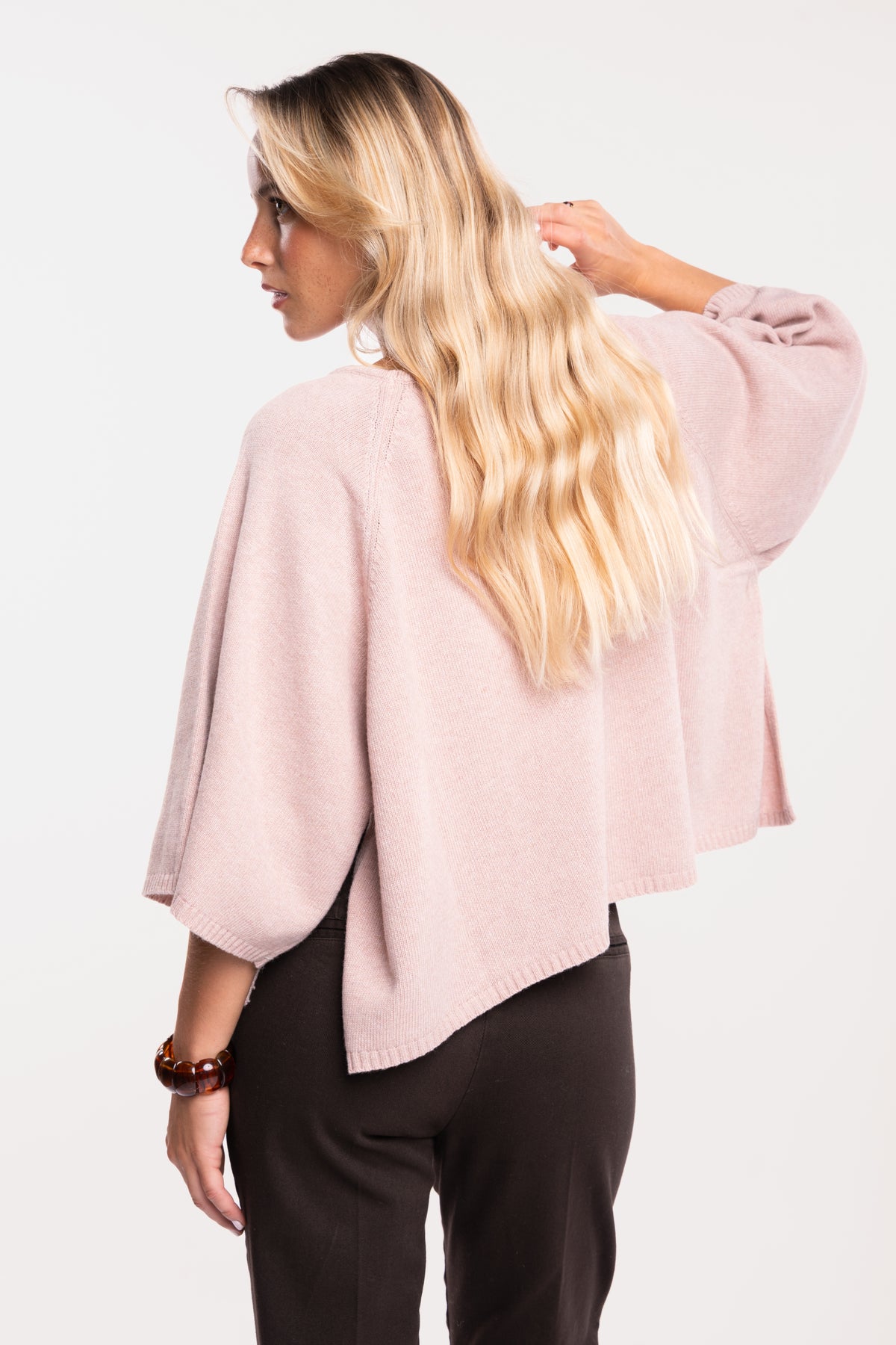 Pull femme oversize vieux rose avec un chino confort 7/8ème brun de dos