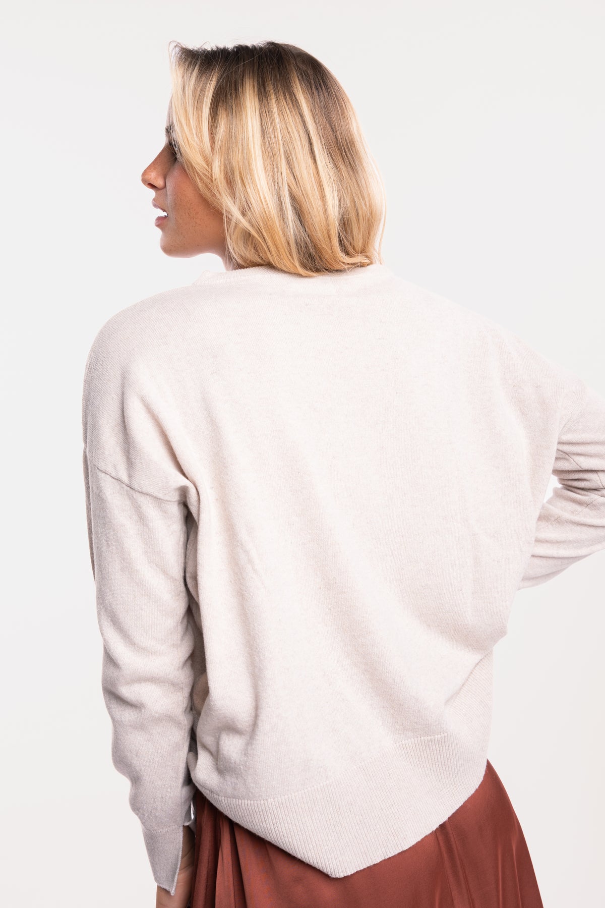 Pull fin col rond beige de dos