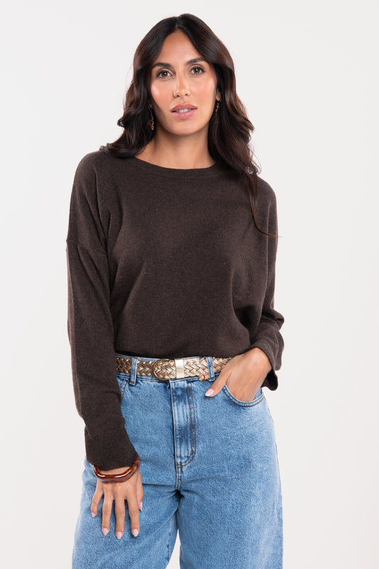 Pull fin col rond marron avec une ceinture tressée en cuir doré 