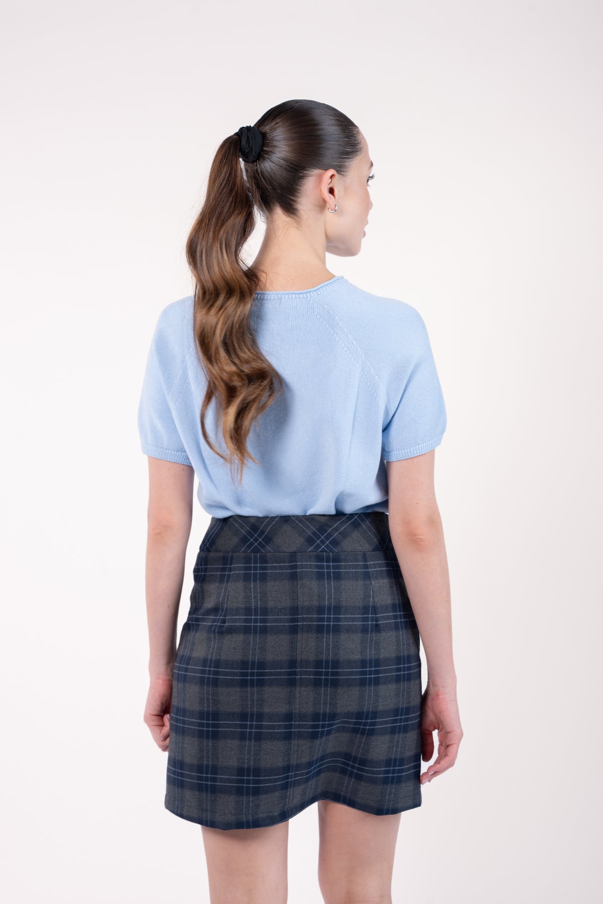 Pull manches courtes bleu ciel et jupe courte gris marine de dos 