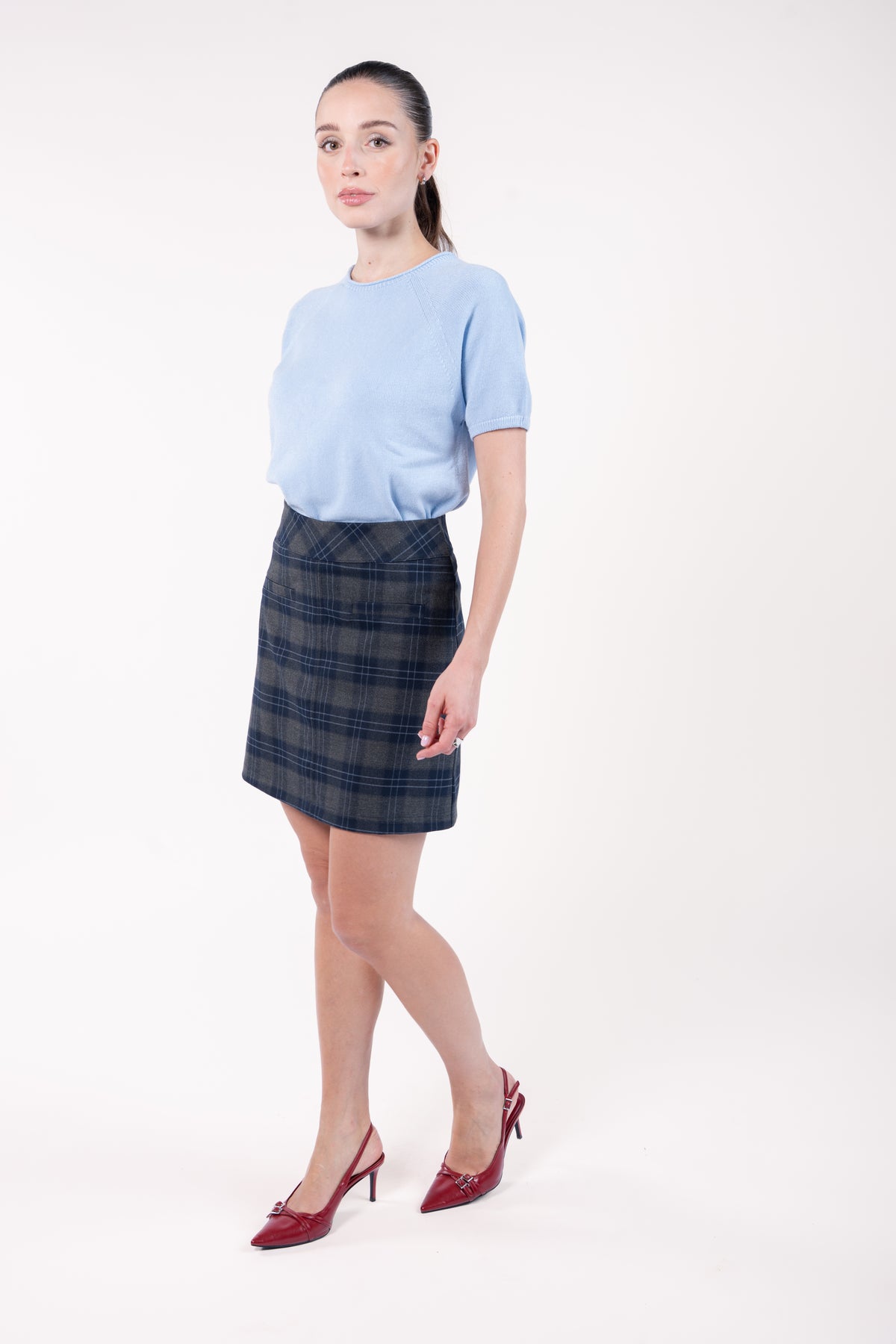 Pull manches courtes bleu ciel, jupe courte gris marine et escarpin rouge
