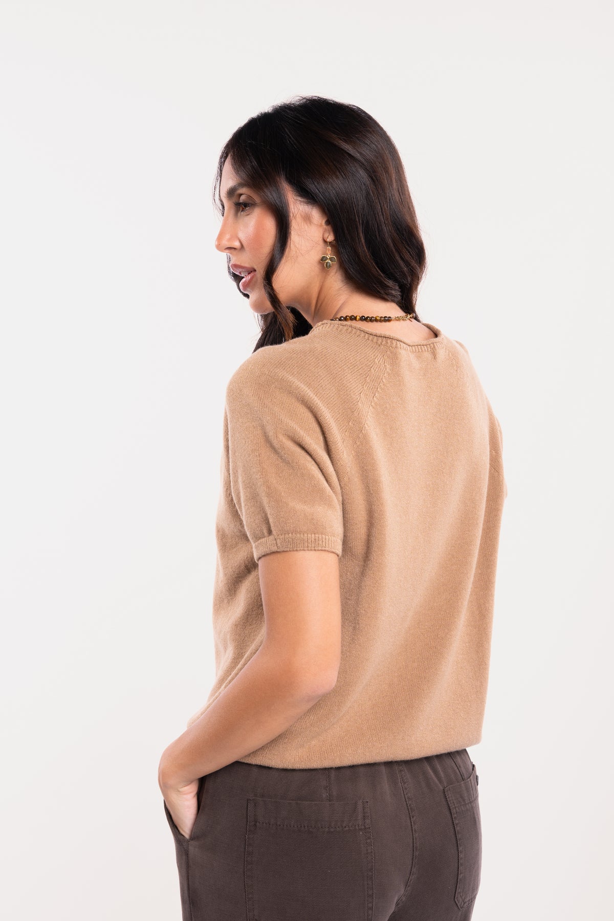 Pull manches courtes camel avec un pantalon évasé marron de dos