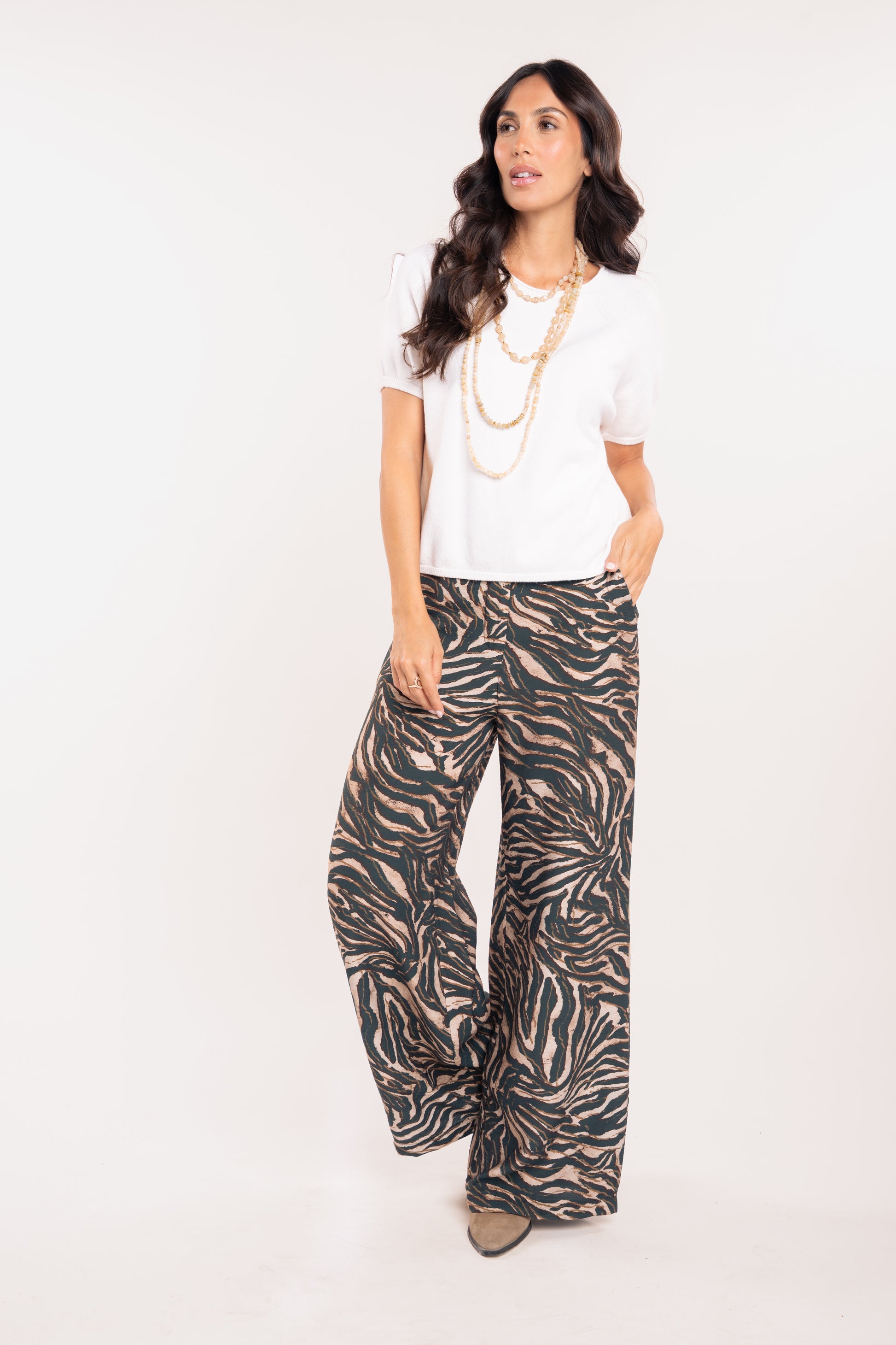 Pull manches courtes écru et pantalon zèbre vert 