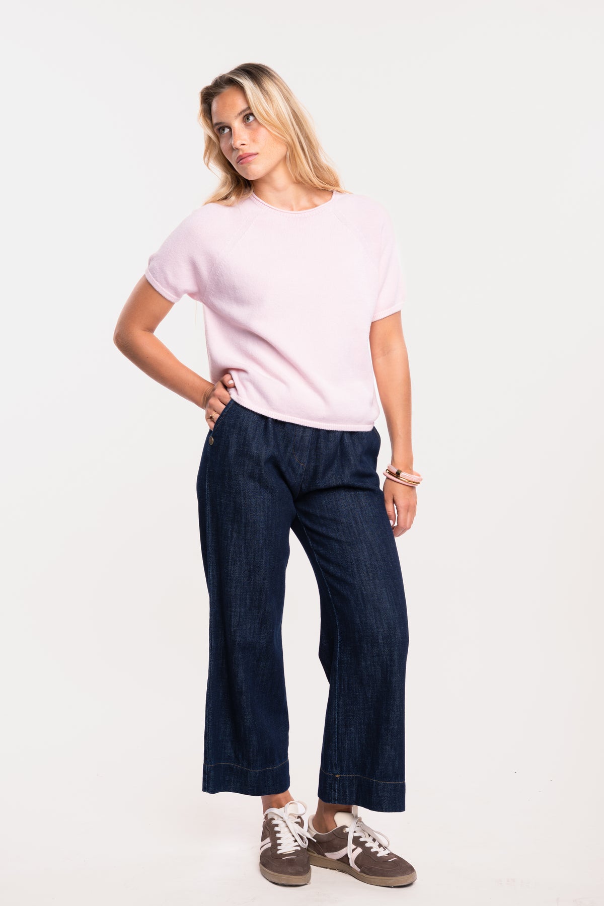 Pull manches courtes rose avec un jean brut 7/8ème et paires de baskets marron 