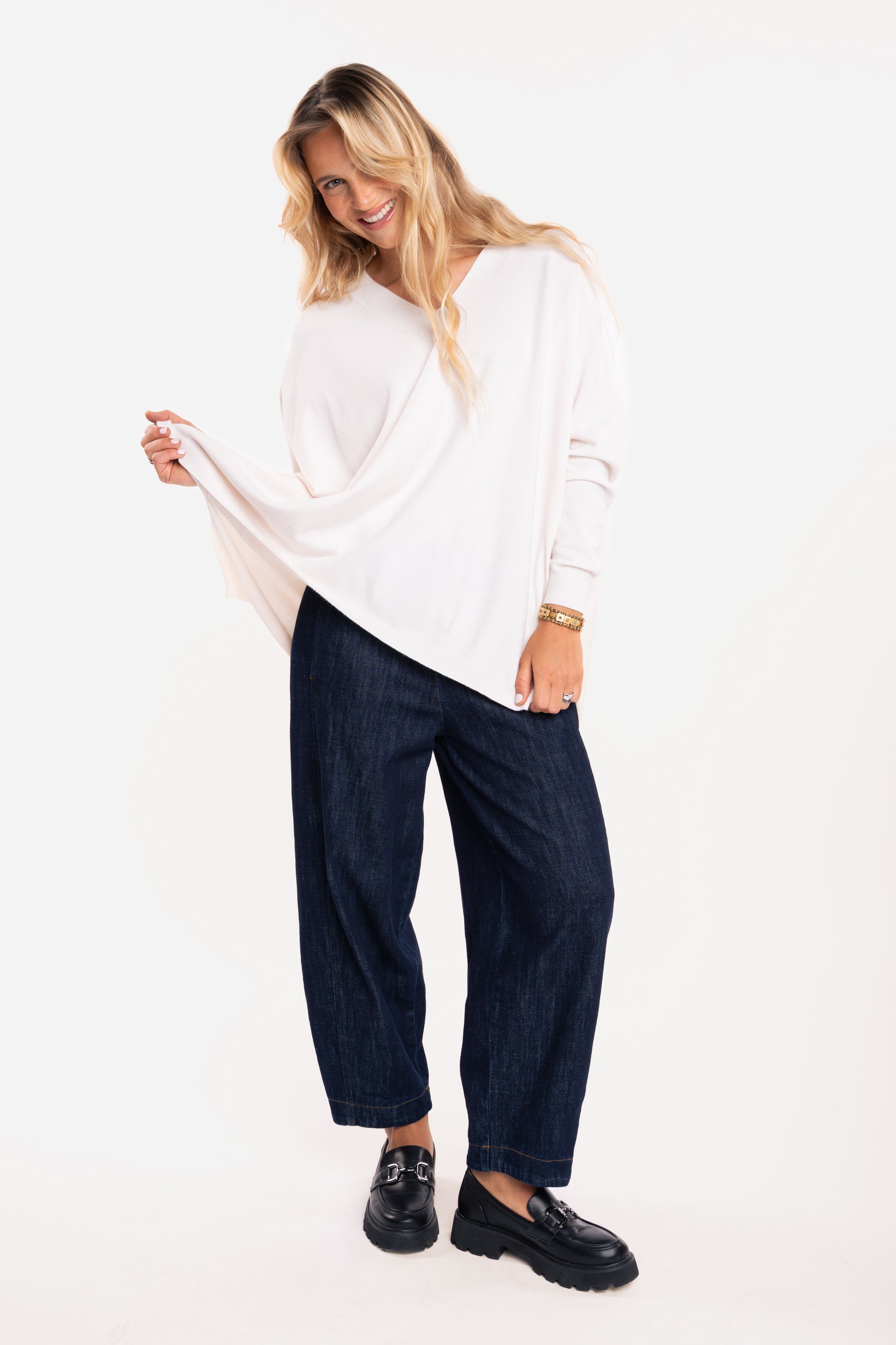 Pull oversize écru et pantalon barrel 7/8ème taille élastique denim 