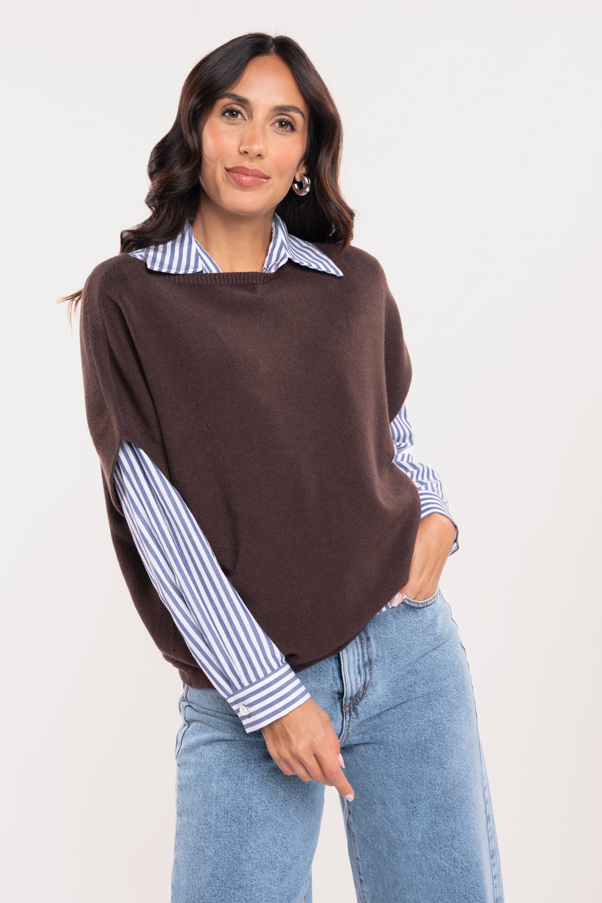 Pull sans manches marron avec chemise rayée bleu marine, jean évasé délavé clair 
