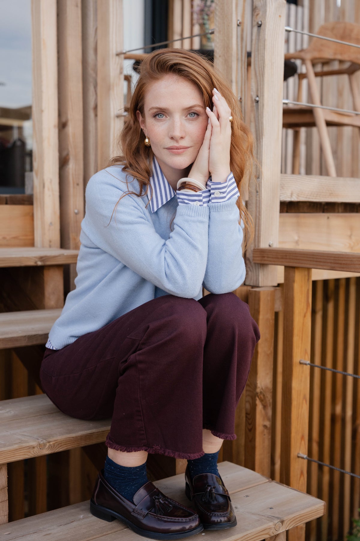Pull bleu ciel, chemise rayée marine, pantalon, 7/8eme bordeaux, paire de mocassin 