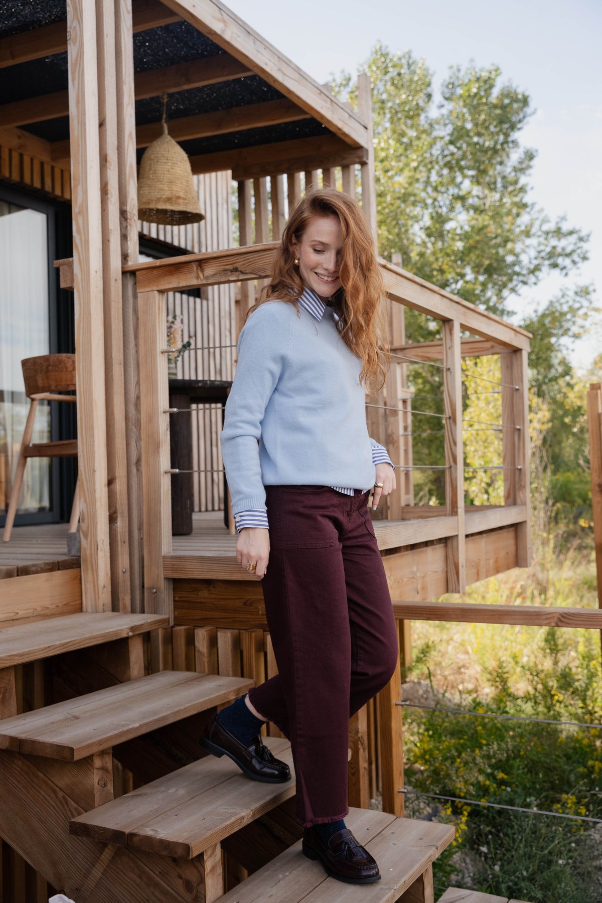 Pull bleu ciel, chemise rayée marine, pantalon, 7/8eme bordeaux, paire de mocassin 