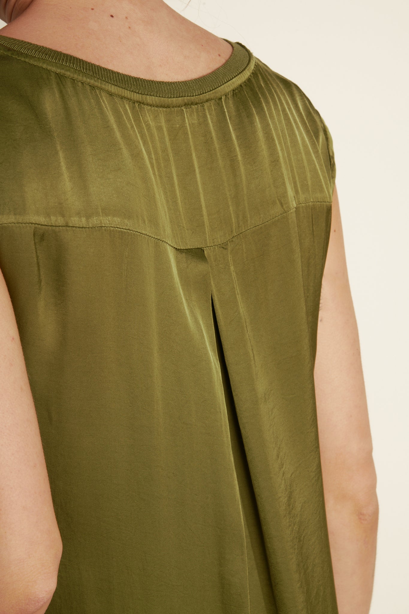 LIQUETTE SILKY MIDI DRESS (FA651A05Q) - KHAKI