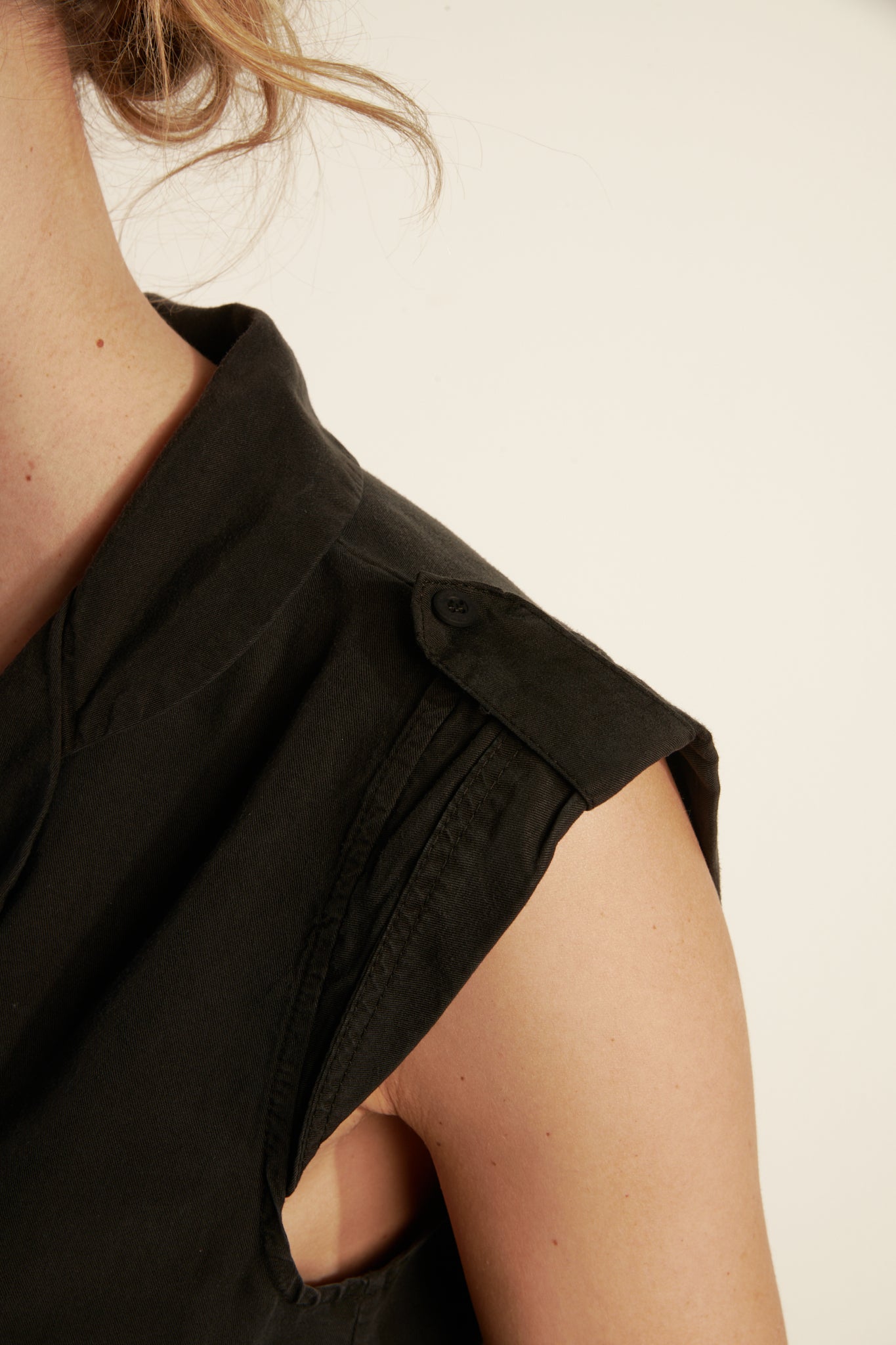 SLEEVELESS TENCEL DRESS - BLACK