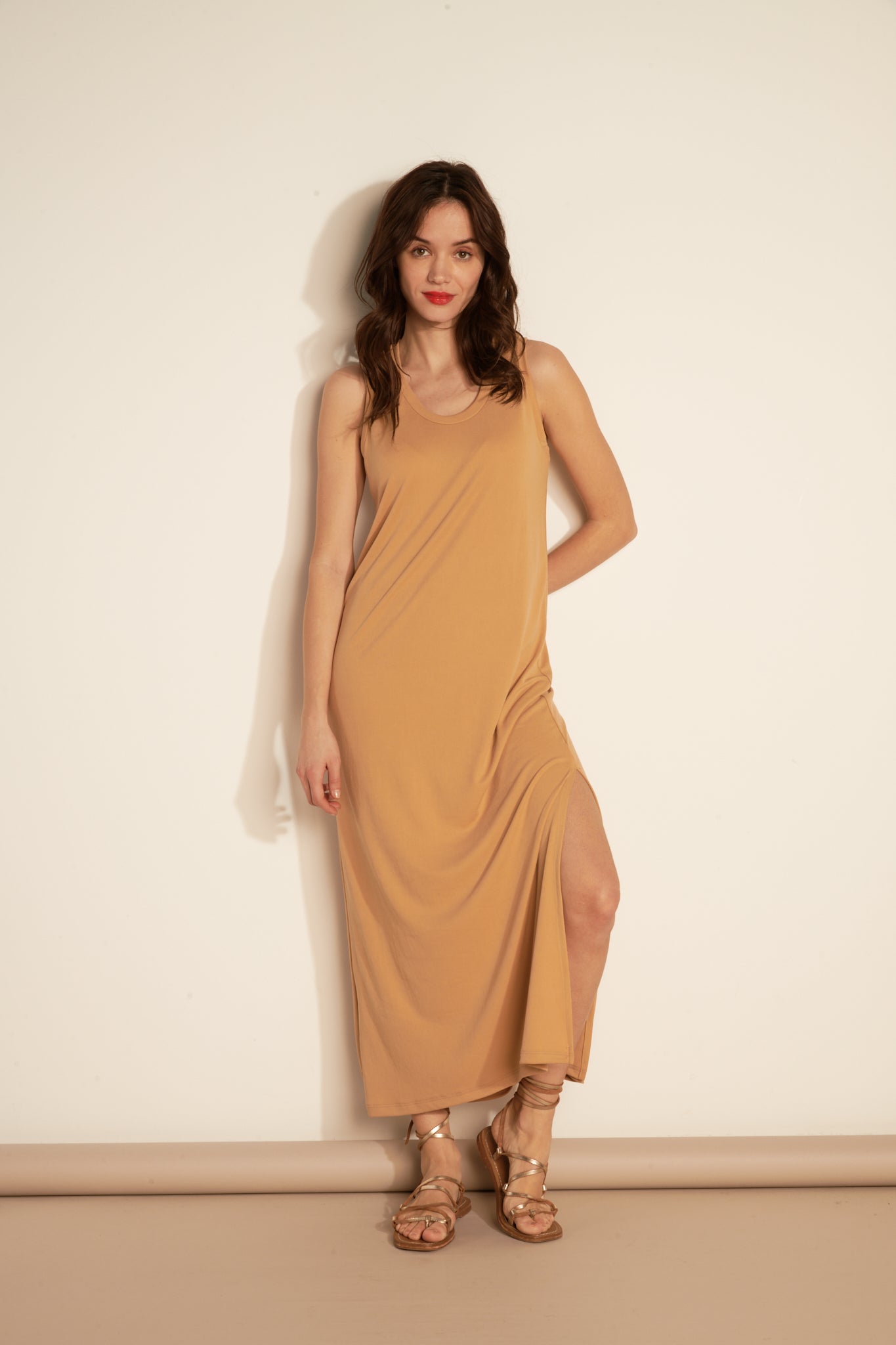 LONG FINE TANK DRESS MODAL SIDE - CAMEL
