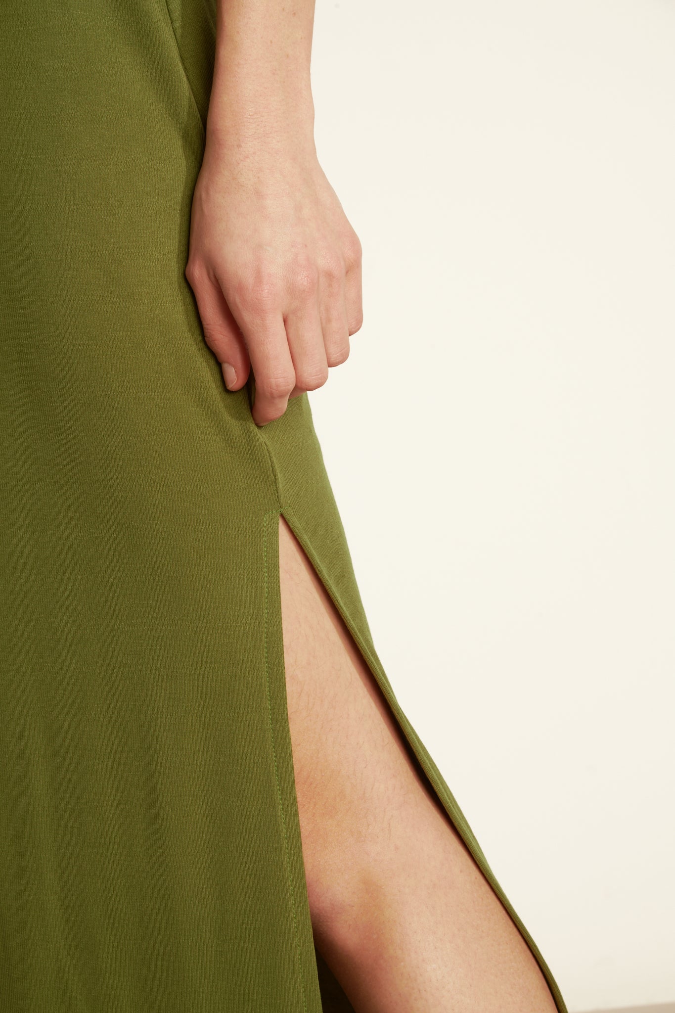 LONG FINE TANK DRESS MODAL SIDE - OLIVE