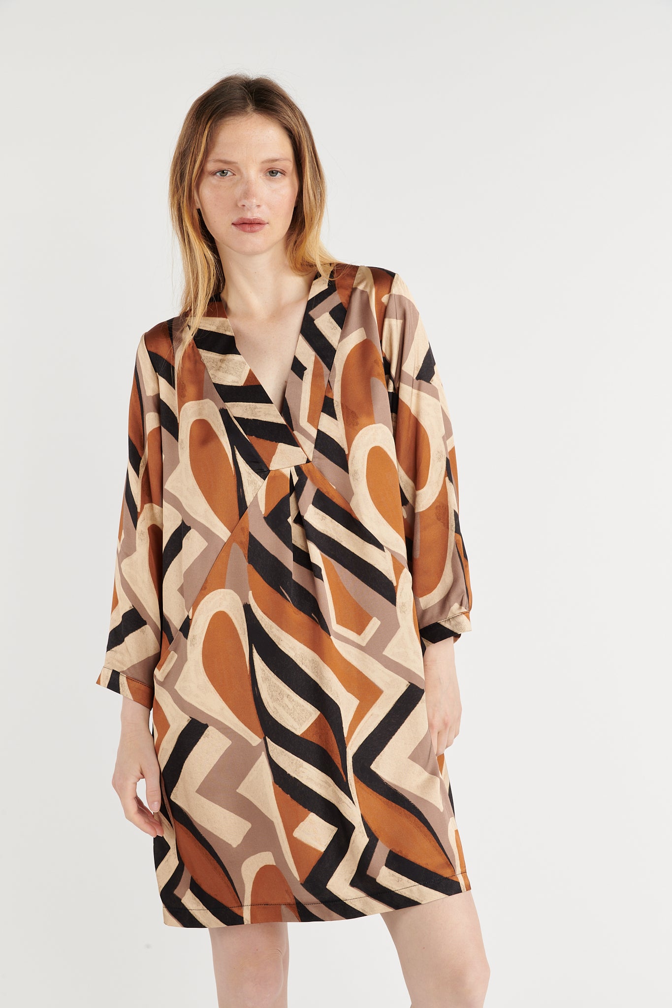 ROBE COURTE IMPRIMÉE GEO TABAC NOIR BUGRA