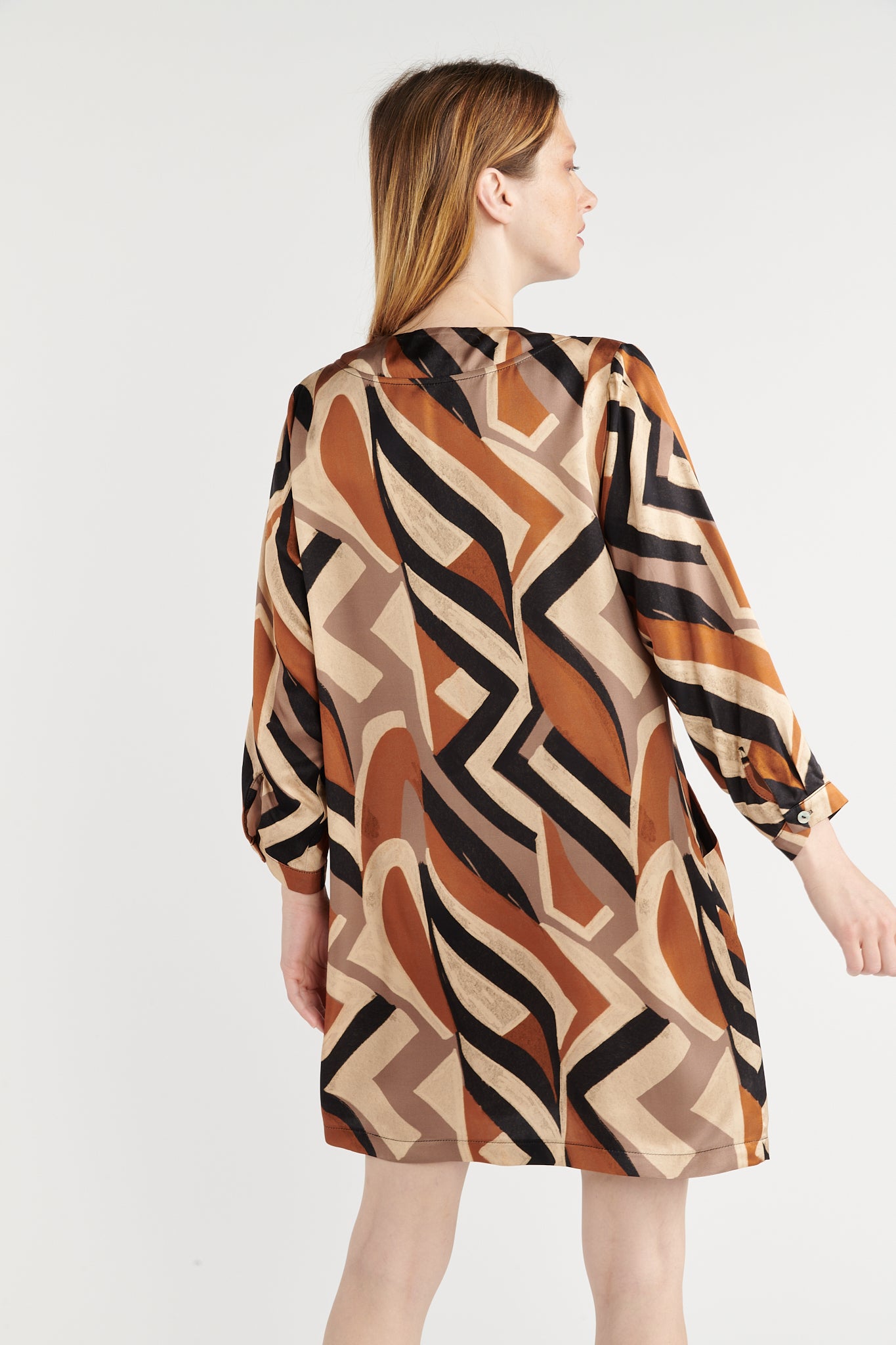 ROBE COURTE IMPRIMÉE GEO TABAC NOIR BUGRA