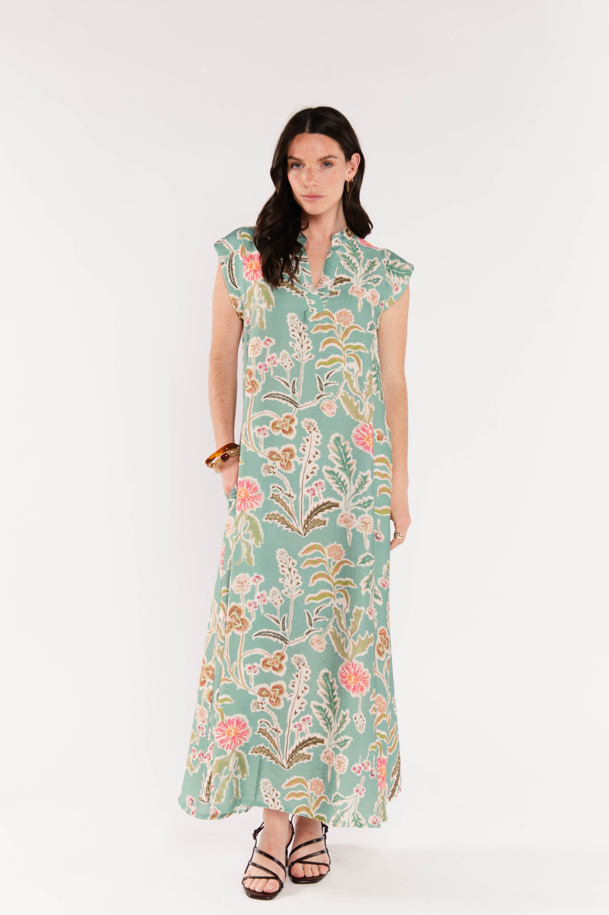 Robe longue Énya vert d'eau à imprimé floral, coupe fluide et féminine pour la saison estivale.