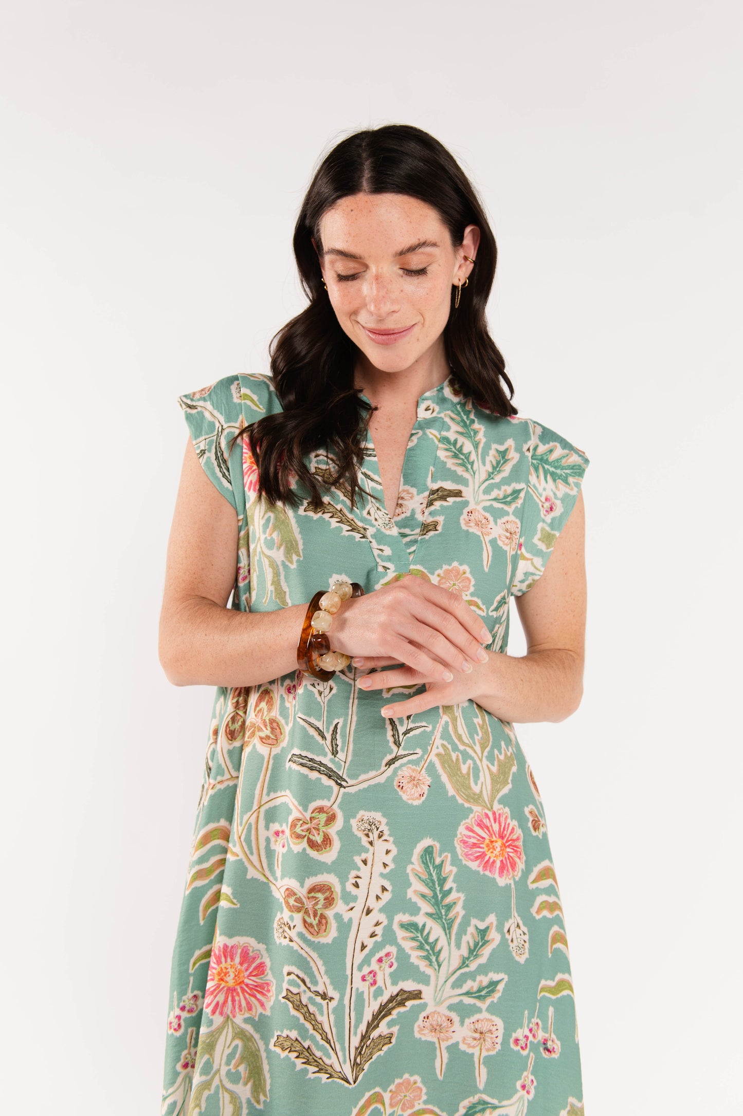 Robe longue Énya vert d'eau à imprimé floral, coupe fluide et féminine pour la saison estivale.