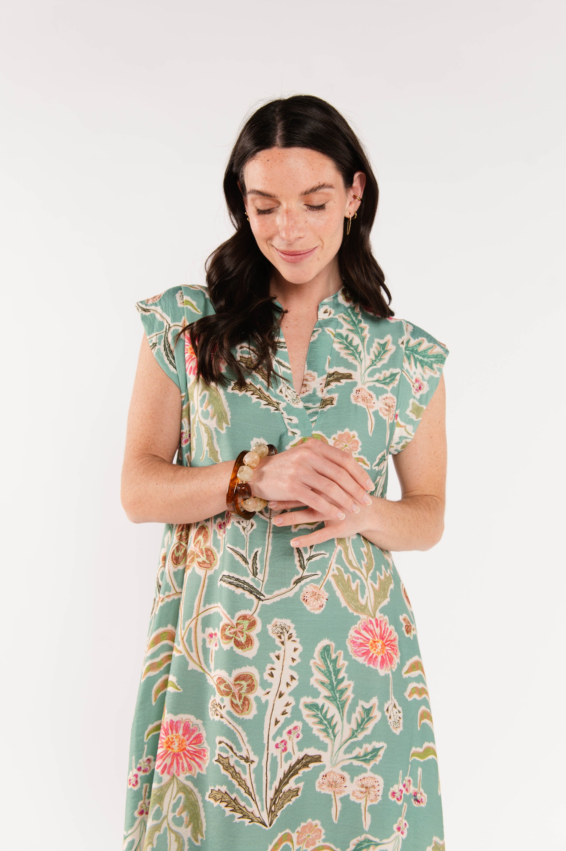 Robe longue Énya vert d'eau à imprimé floral, coupe fluide et féminine pour la saison estivale.