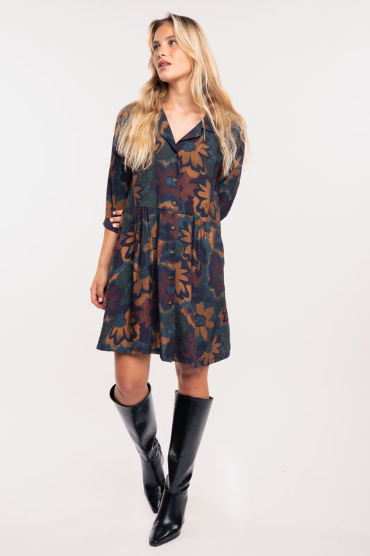 Robe chemise courte marine et paire de bottes noirs 