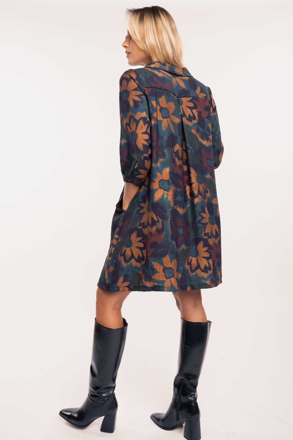 Robe chemise courte marine paire de bottes noirs de dos