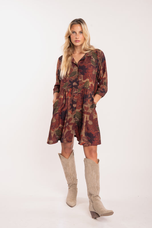 Robe chemise courte prune avec paires de bottes beiges 